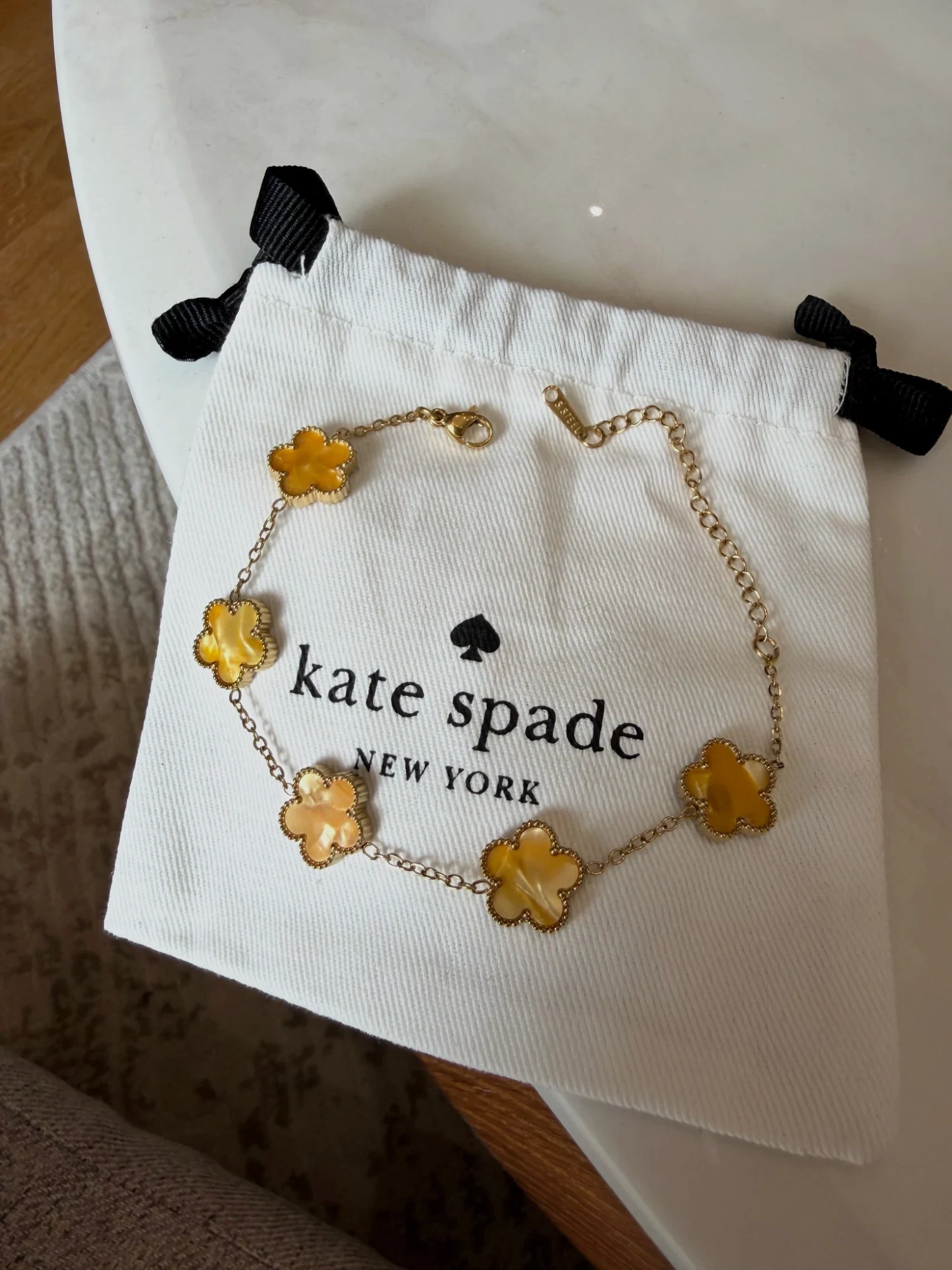 Bracelet doré trèfles jaunes Kate Spade – kate spade – taille Taille unique