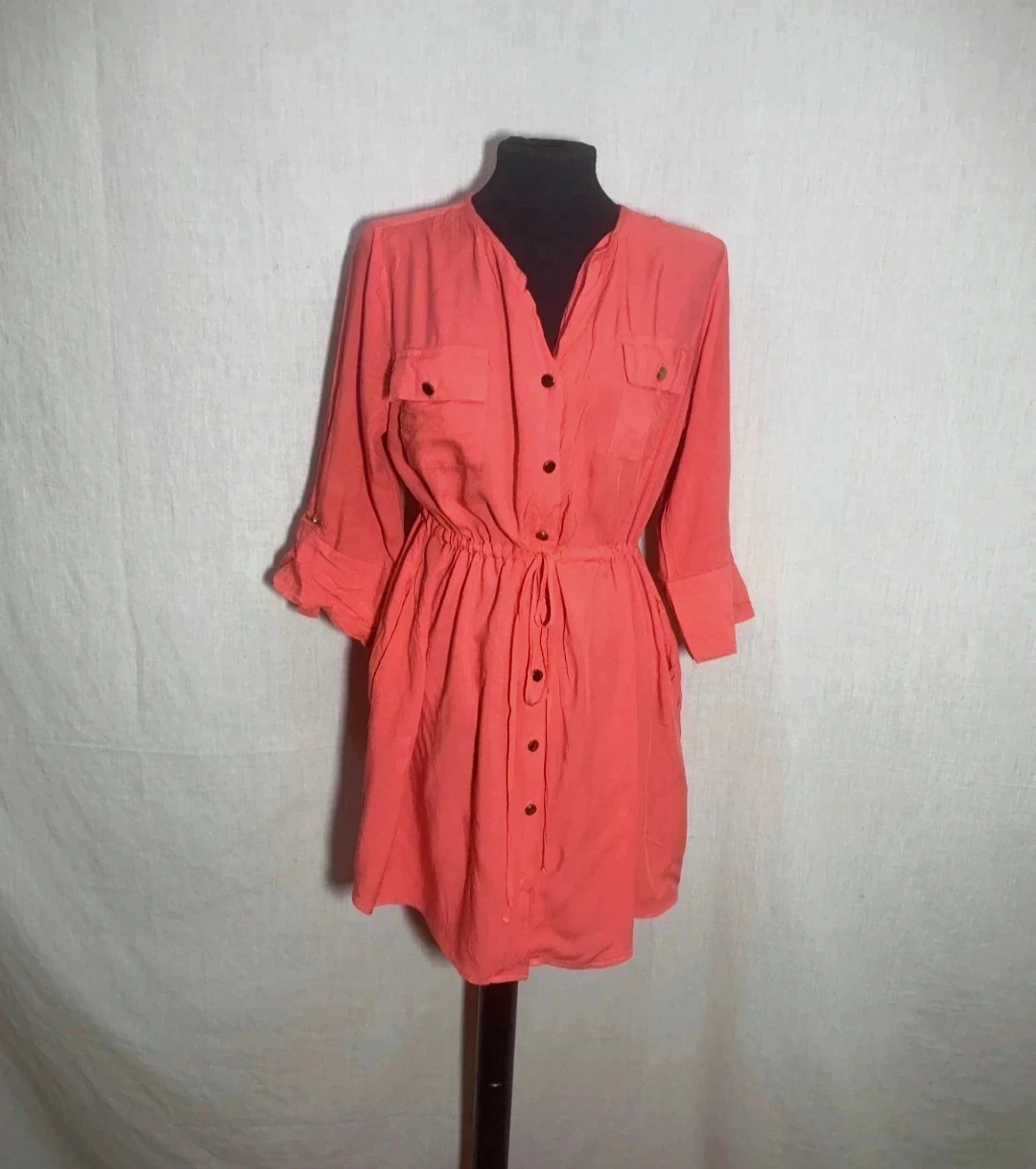 Vestido Coral con Cierre de Botones Estilo Camisa | Coral Shirt Dress with Button Closure