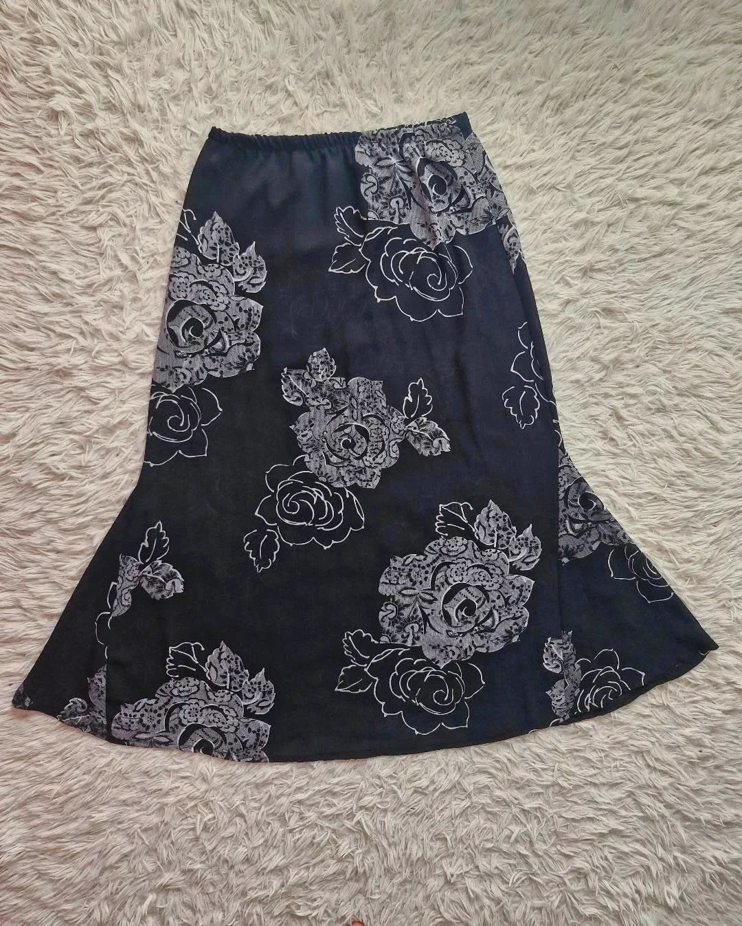 Jupe midi évasée TU – Noir/Gris floral – Très bon état – Polyester / Élégante – Tendance – taille Taille unique