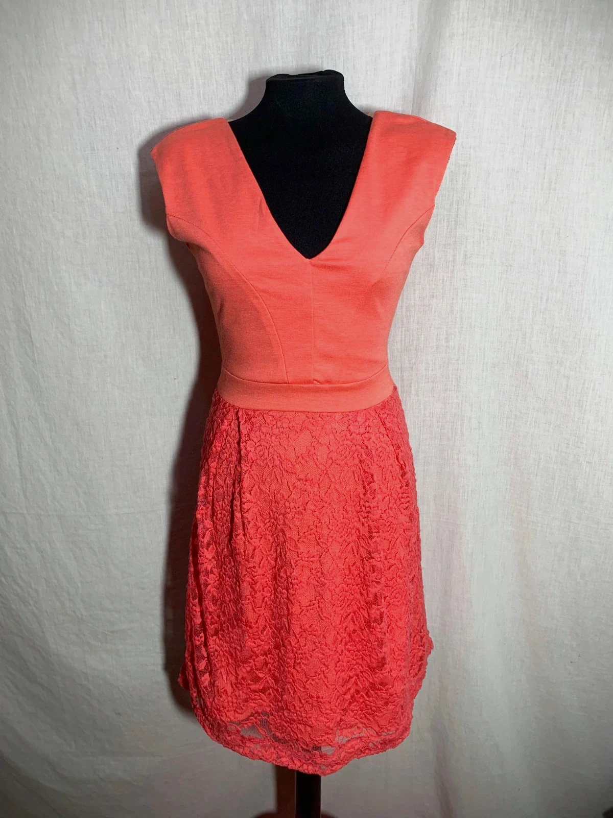 Vestido Coral con Falda de Encaje | Coral Lace Skirt Dress | Almatrichi