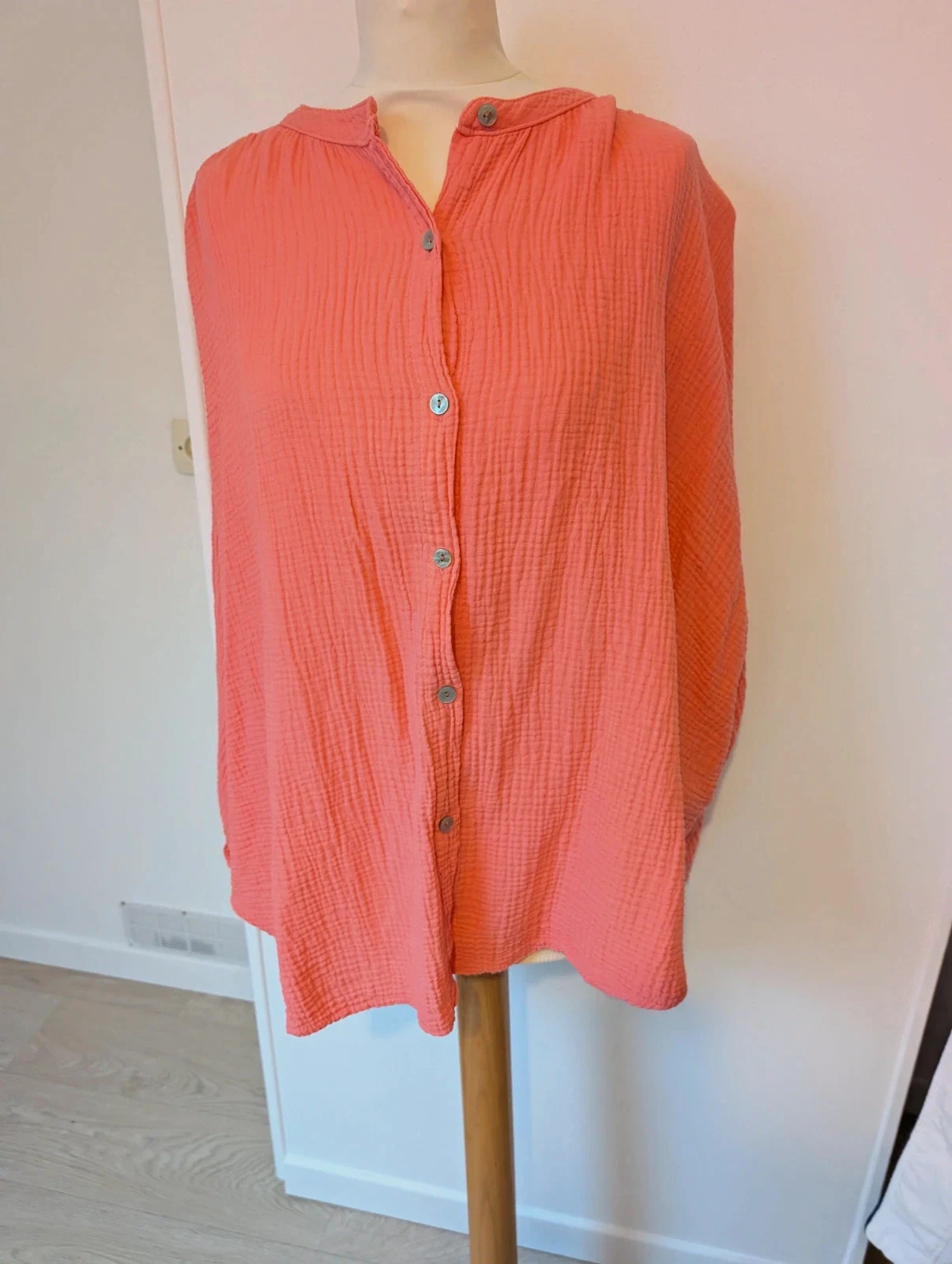 Cardigan /. Blouse en gaz de coton / couleur corail Italie