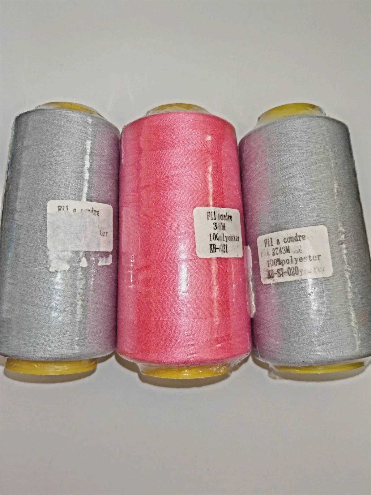 Lot de 3 grandes bobines de fil à coudre polyester 2743 m – Gris clair & Rose fuchsia