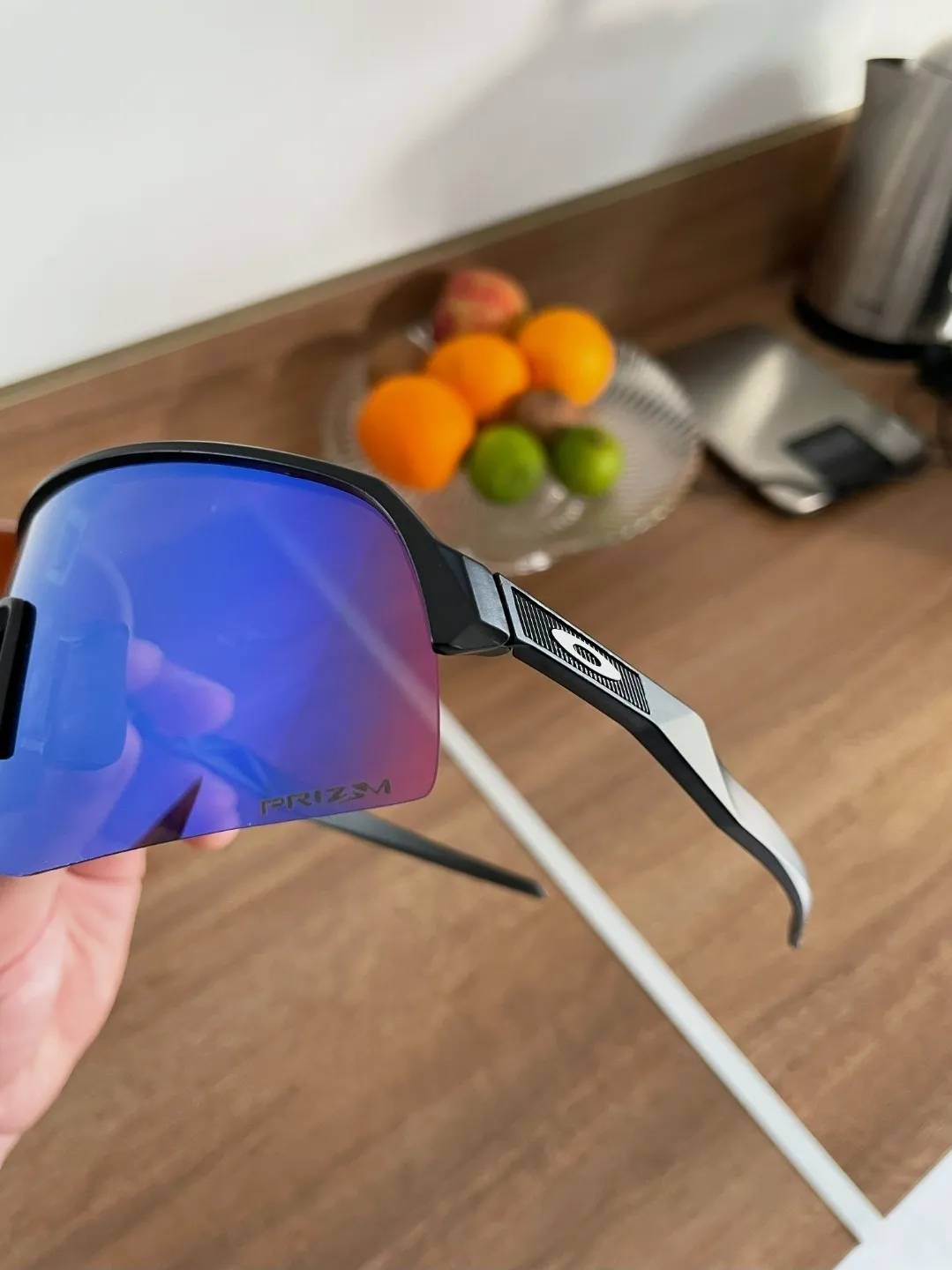 Lunettes de sport verres miroir – Oakley – noir et blanc avec verres bleu-vert dégradé 3