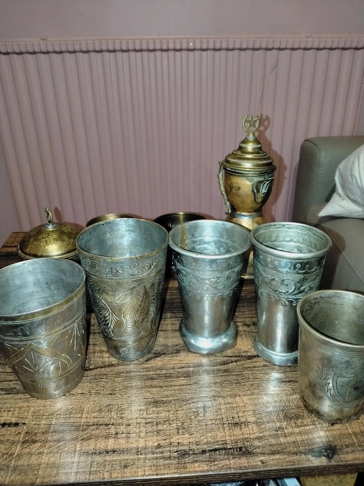 Lot de gobelets et vaisselle vintage en métal ciselé et laiton style oriental / boho