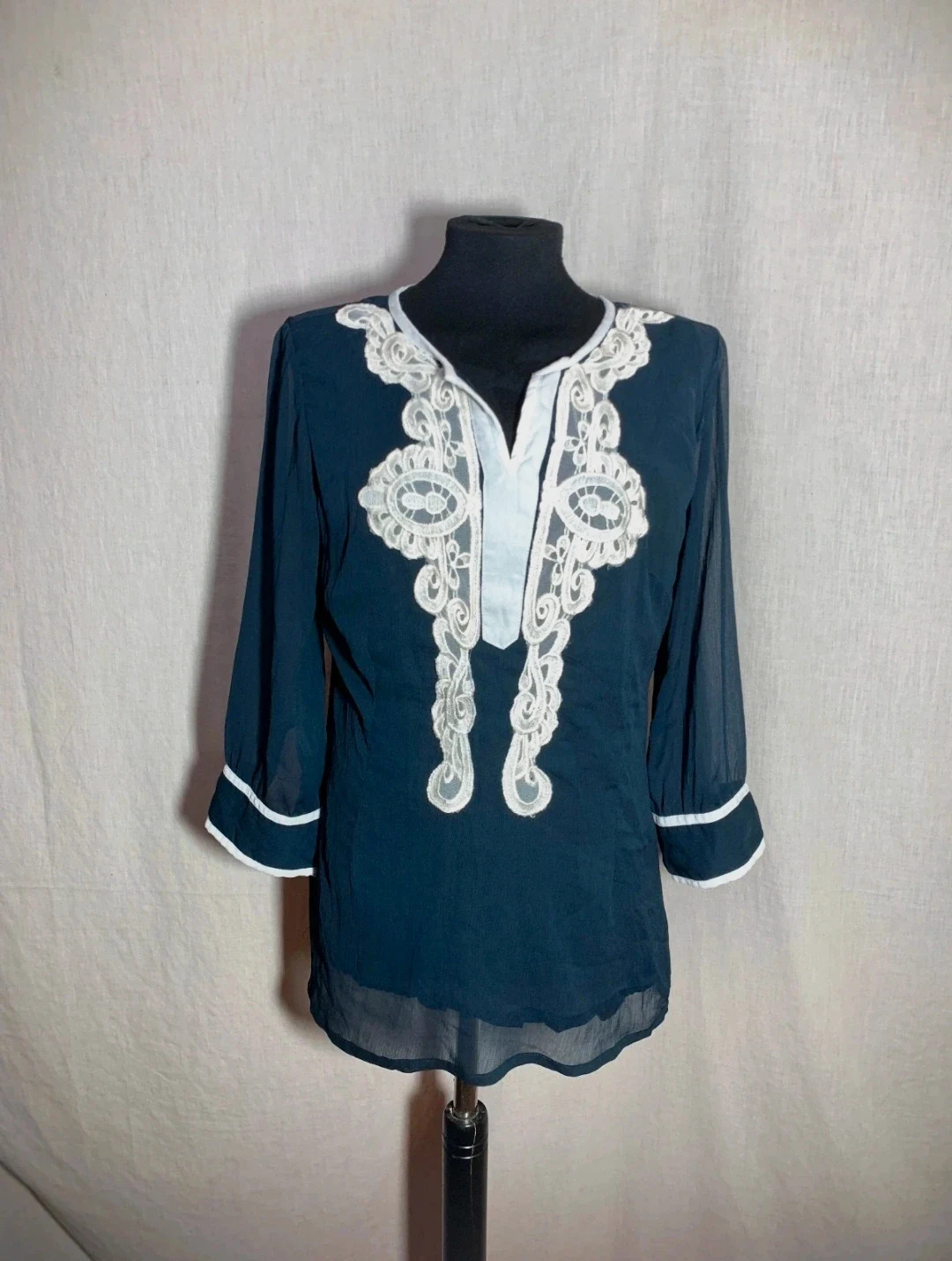 Blusa Formal Bordada de Manga 3/4 | Formal Embroidered 3/4 Sleeve Blouse