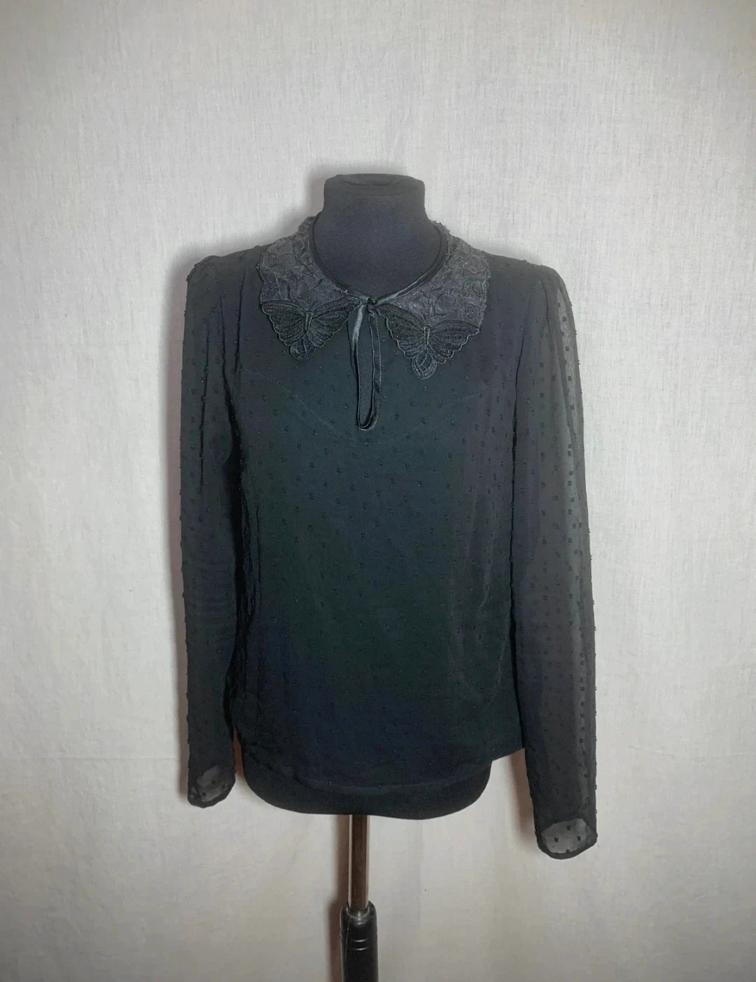 Blusa Negra con Cuello Mariposa de Encaje | Black Blouse with Lace Butterfly Collar – el Armario de Lulú – taille L / 40 / 12
