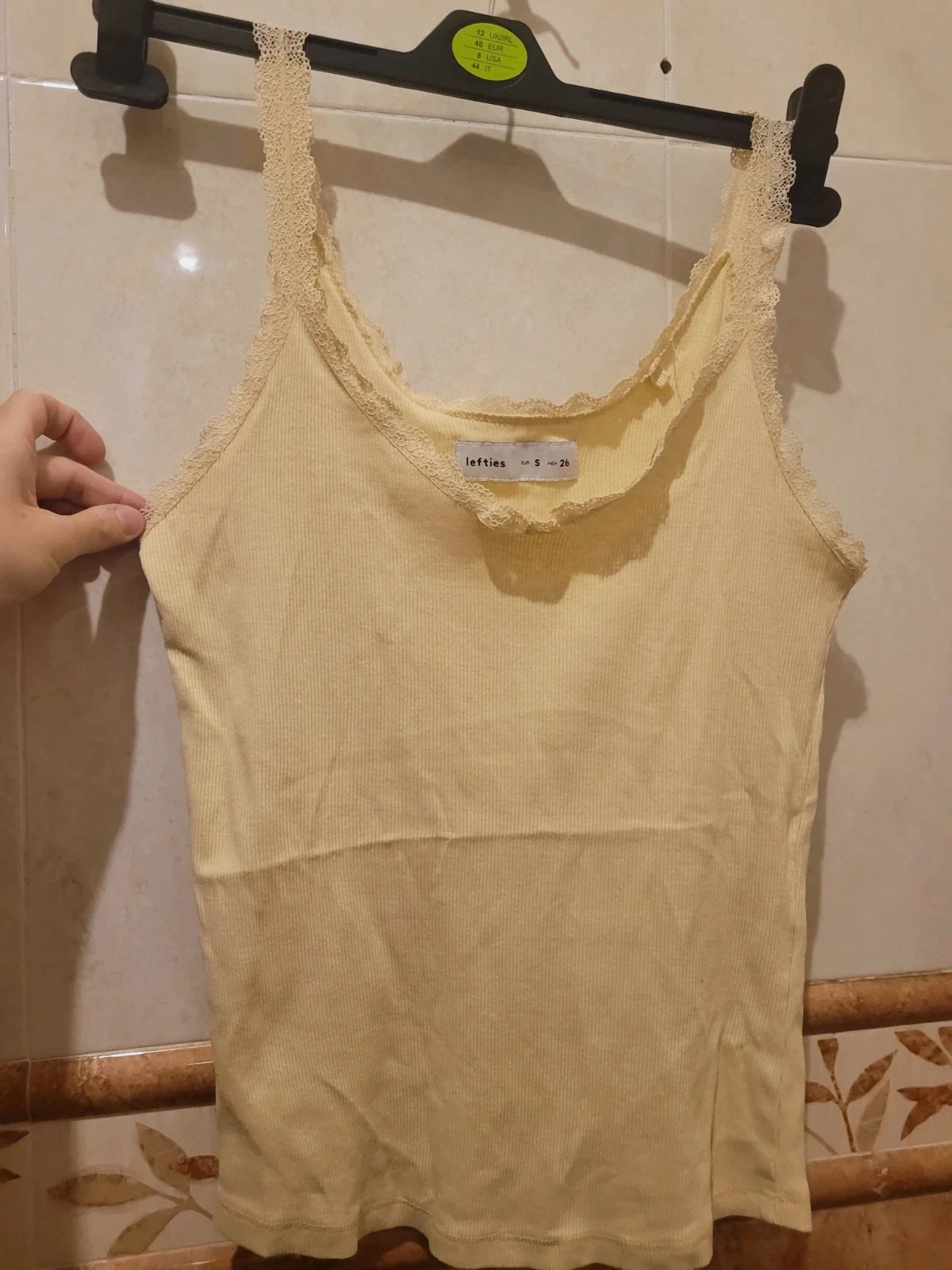 Top de tirantes amarillo pastel de la marca Lefties, talla S.