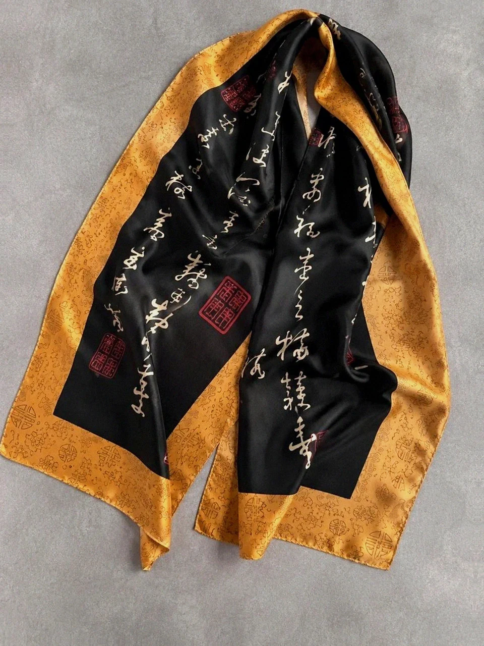 Foulard étole luxueux 100 % soie de Suzhou – calligraphie chinoise noir doré 165 / 52 cm – Vintage Dressing