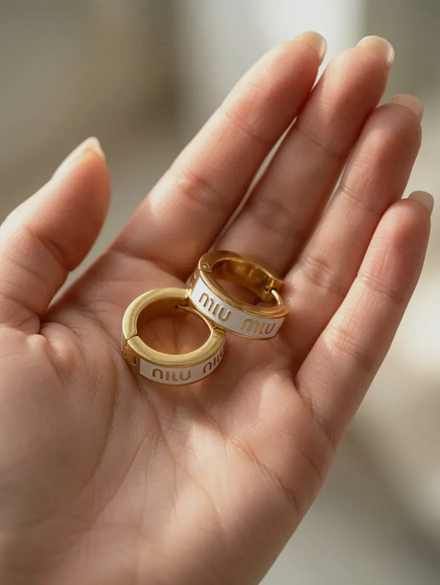 Boucles d'oreilles créoles Miu Miu dorées et émaillées blanc – Miu Miu – doré et blanc – taille Taille unique 2