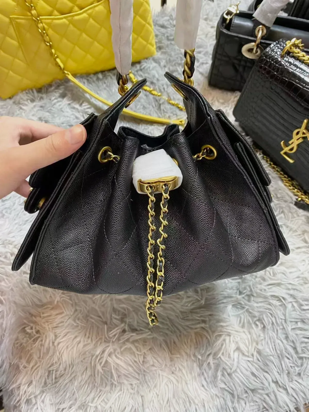 Chanel Sac à Main Noir Chaîne Dorée – Chanel – noir – taille Taille unique 2