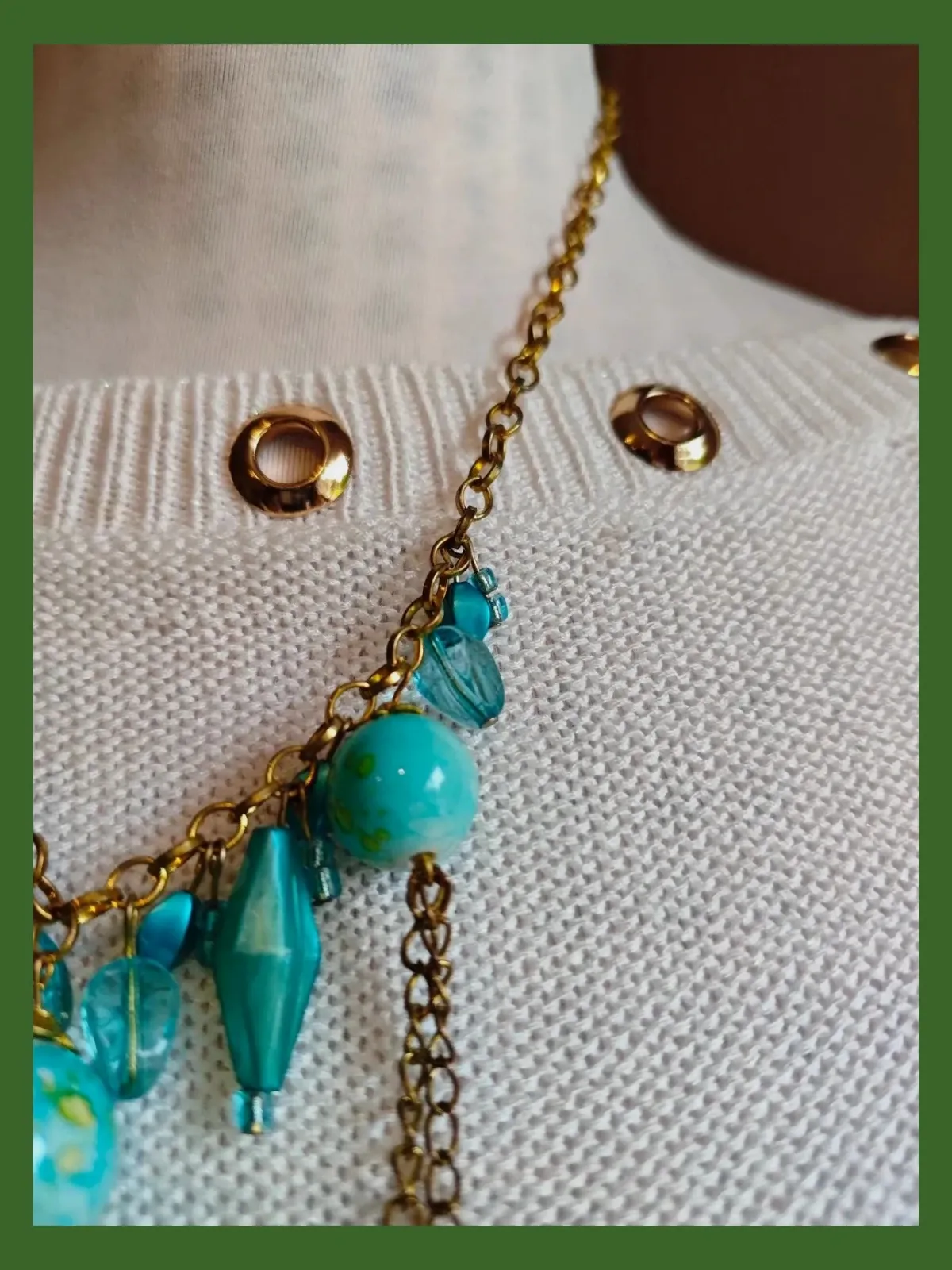🌺 Collar con abalorios azul turquesa y cadenitas doradas 4