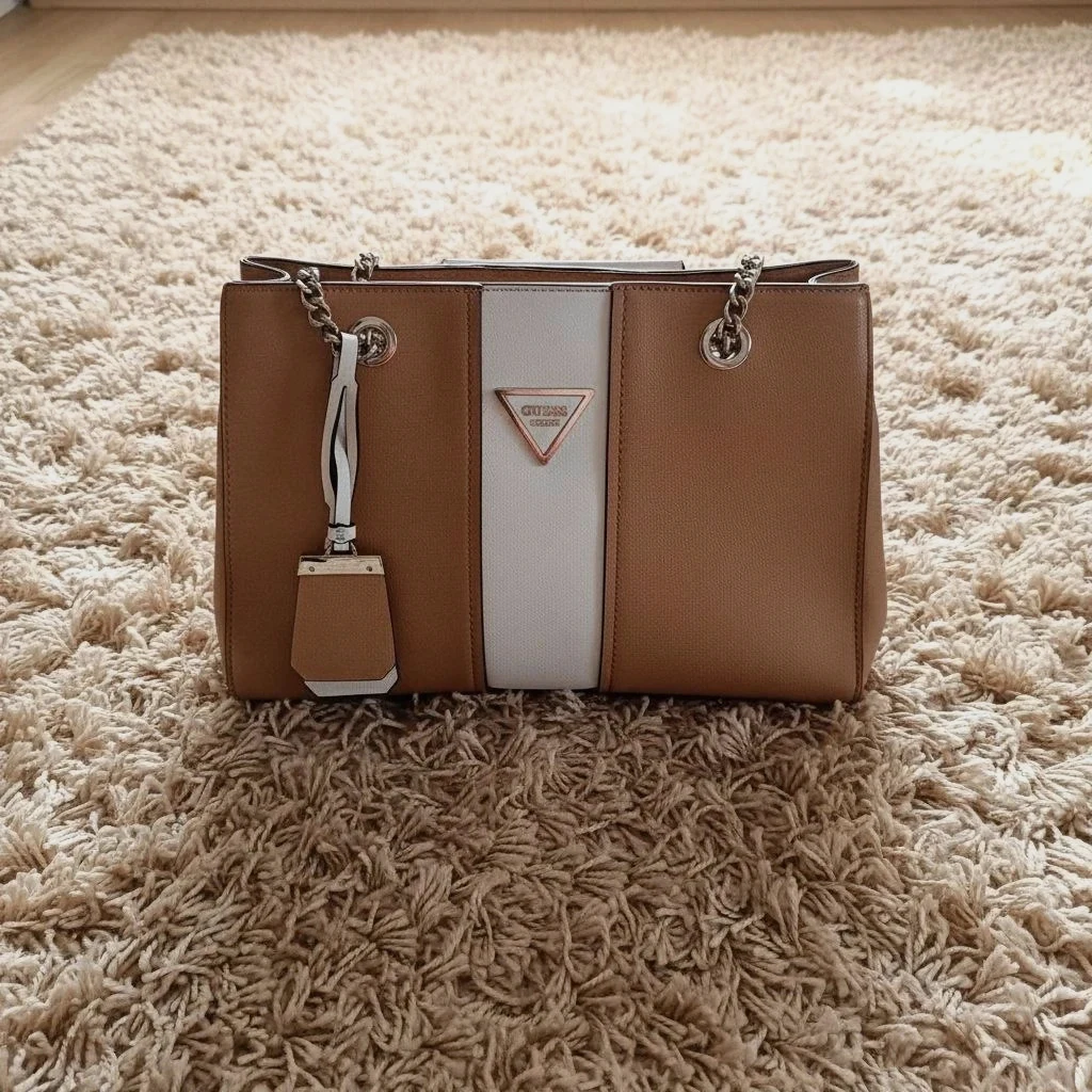 Sac à main Guess beige & blanc – Très bon état👜