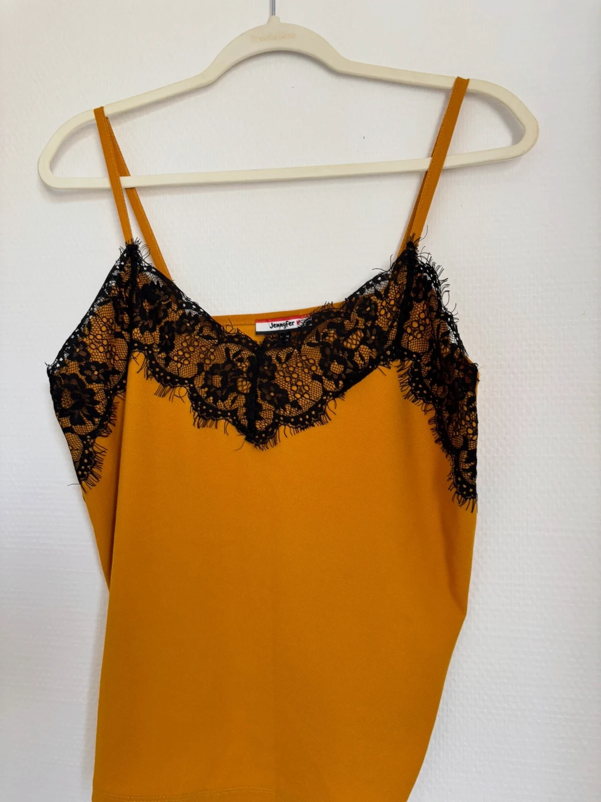 Débardeur satiné ocre à dentelle noire