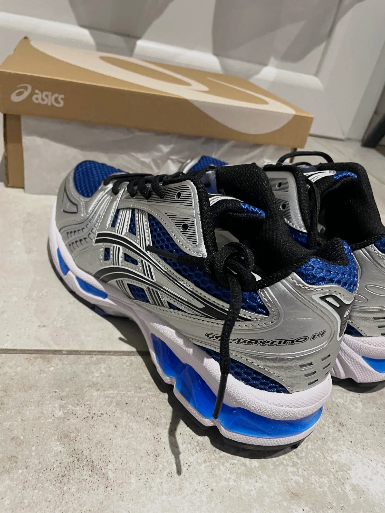 paire d'asics neuf 