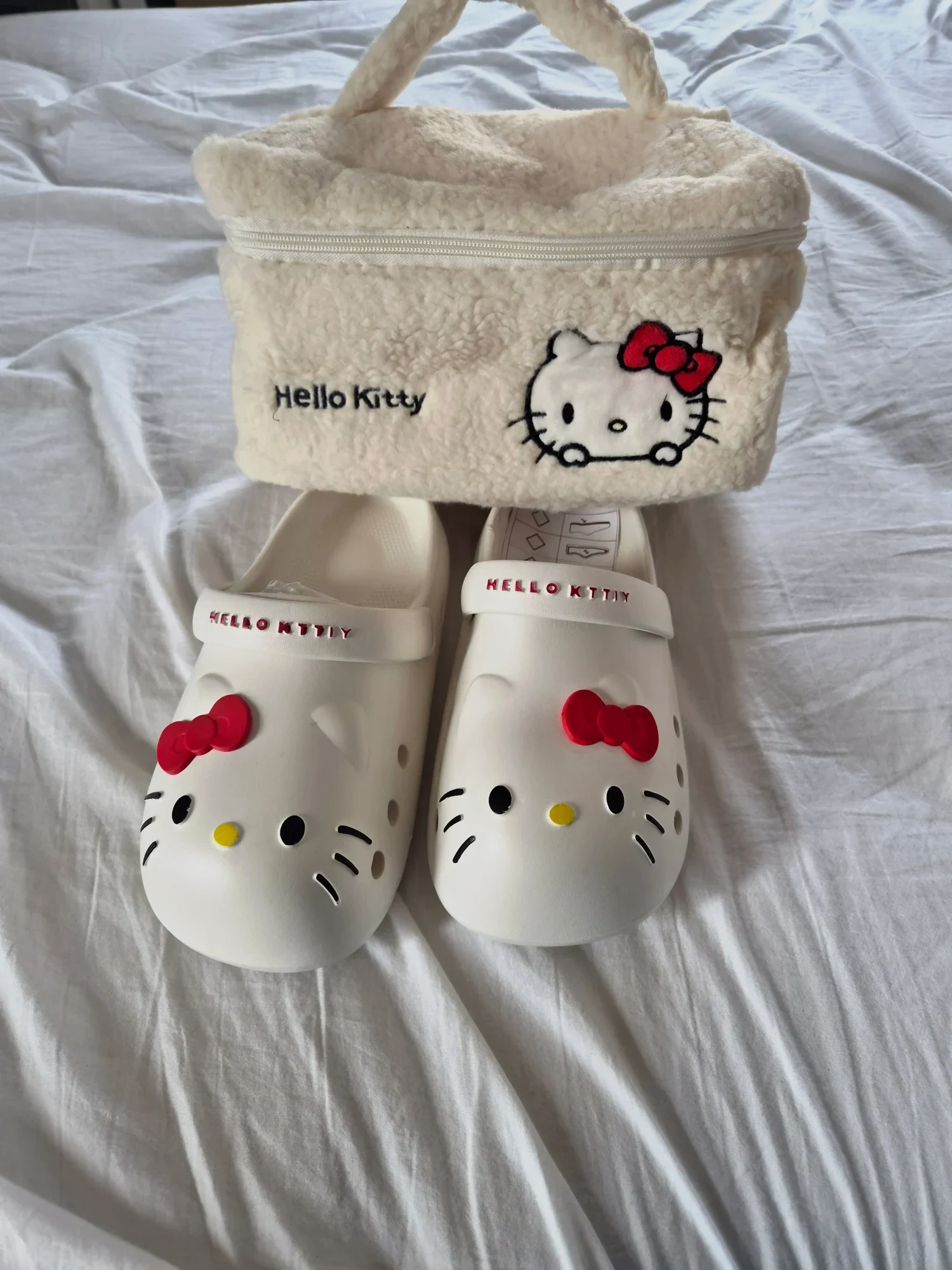 Sabots Hello Kitty blancs avec trousse assortie