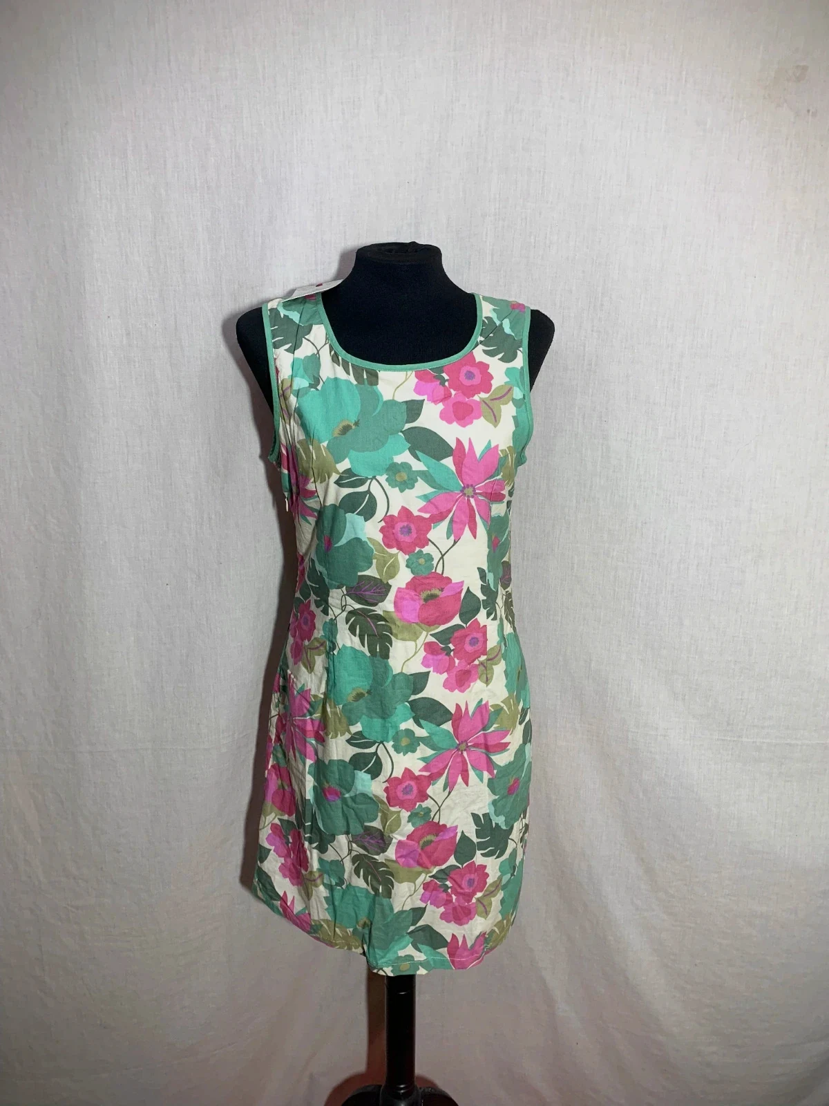 Vestido Corto Floral Verde y Rosa sin Mangas | Short Green & Pink Floral Dress