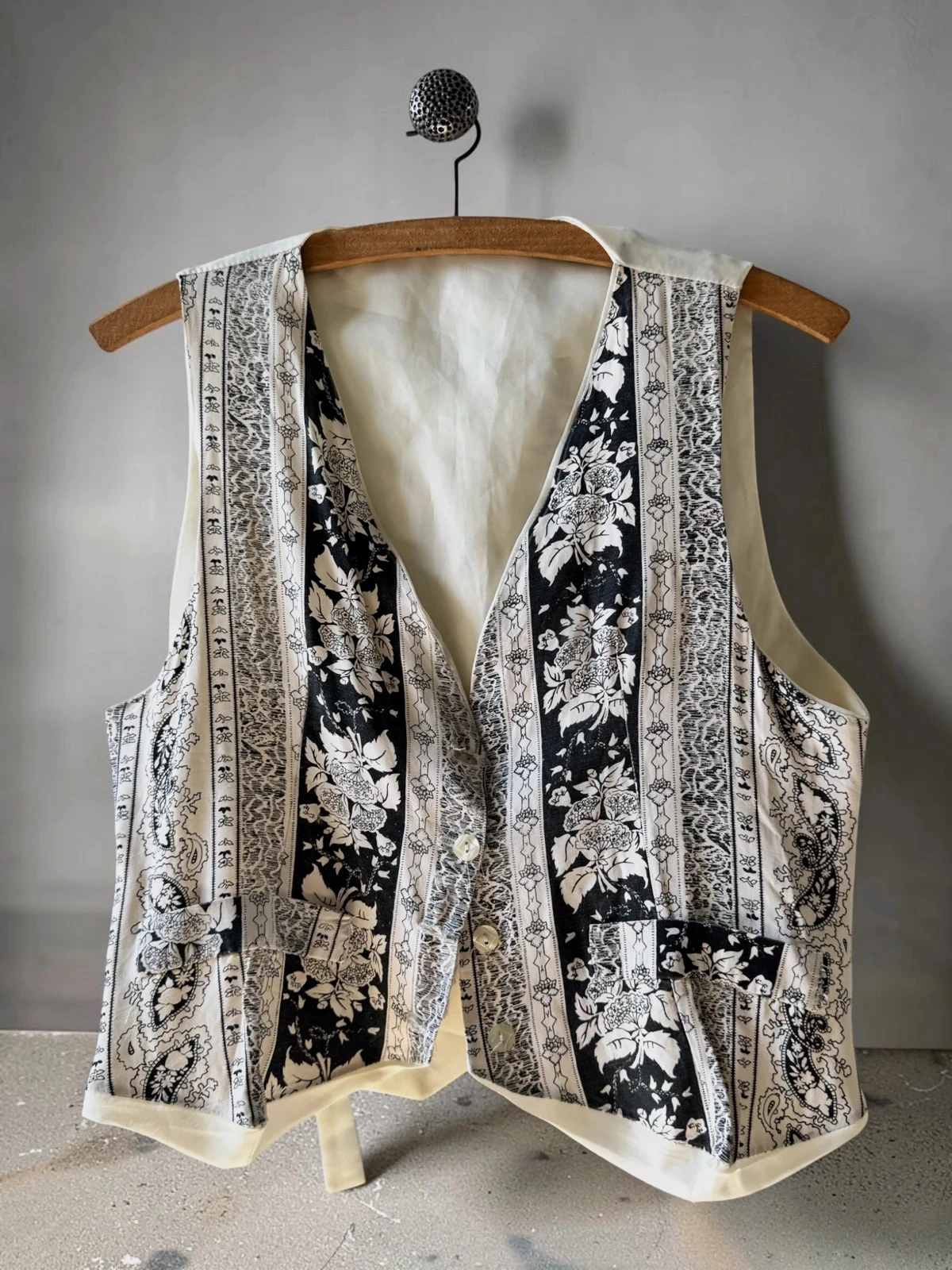 Gilet de costume tailleur noir blanc imprimé fleuri nœud dos
