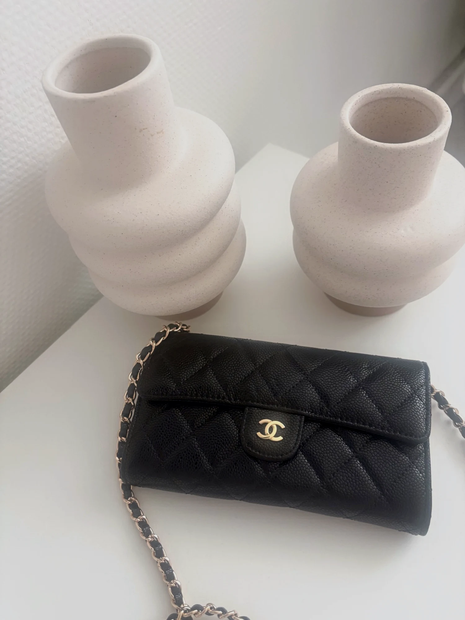 Portefeuille sur chaîne Chanel noir en cuir grainé
