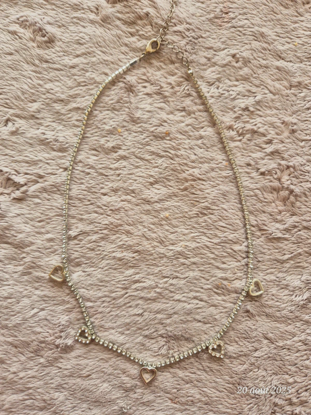 Collier coeur argenté.