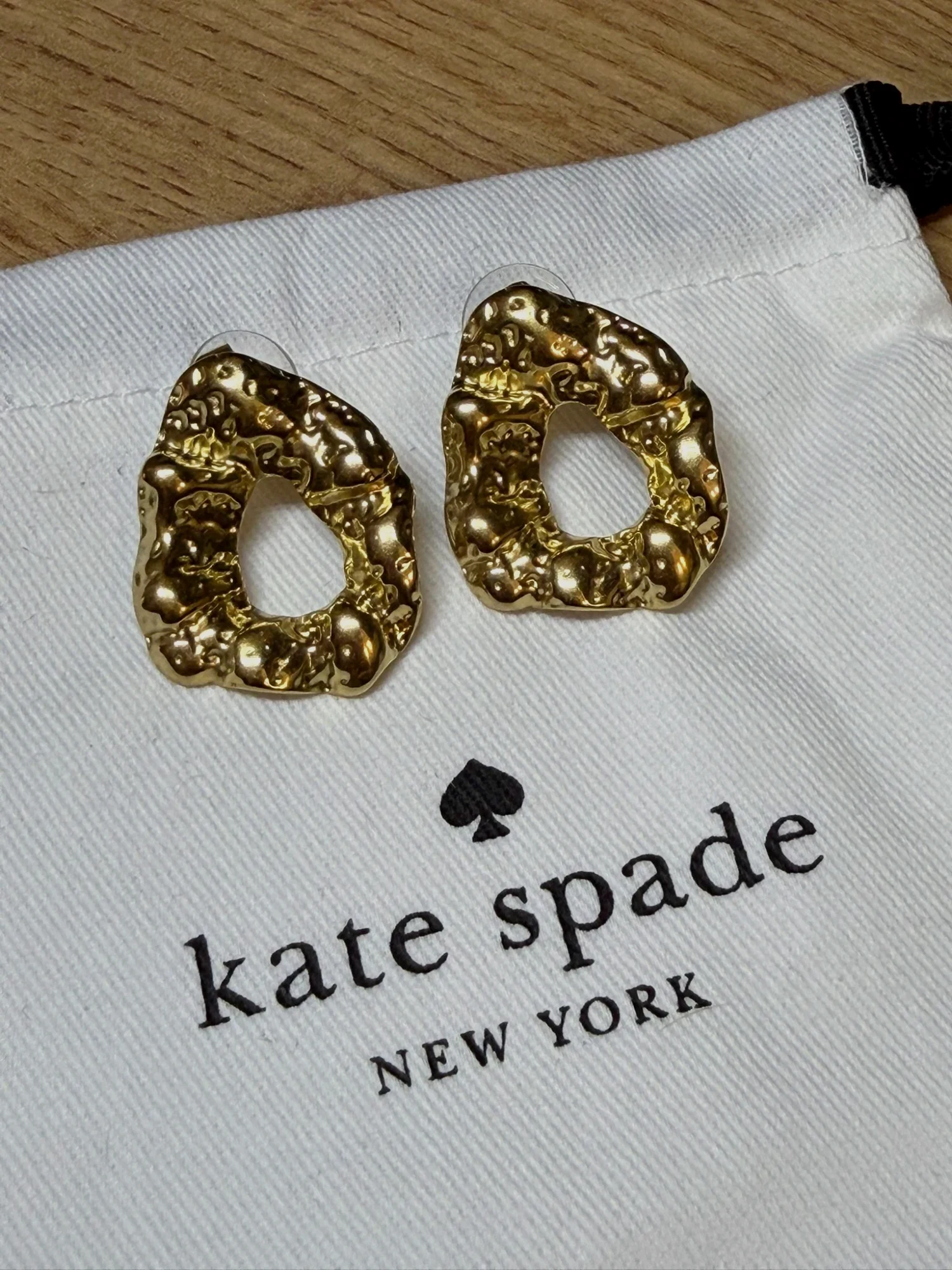 Boucles d'oreilles dorées martelées Kate Spade