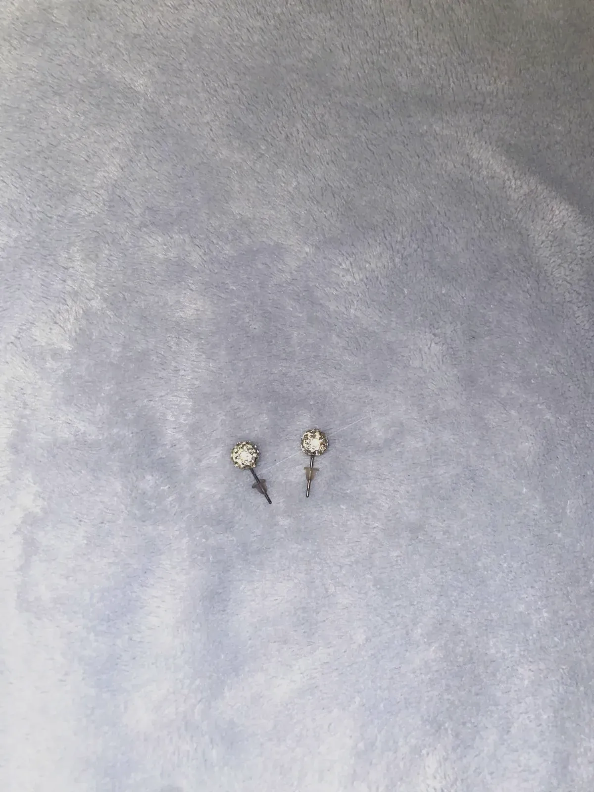 Zilverkleurige oorknopjes met strass steentjes – geen merk – taille Taille unique 2