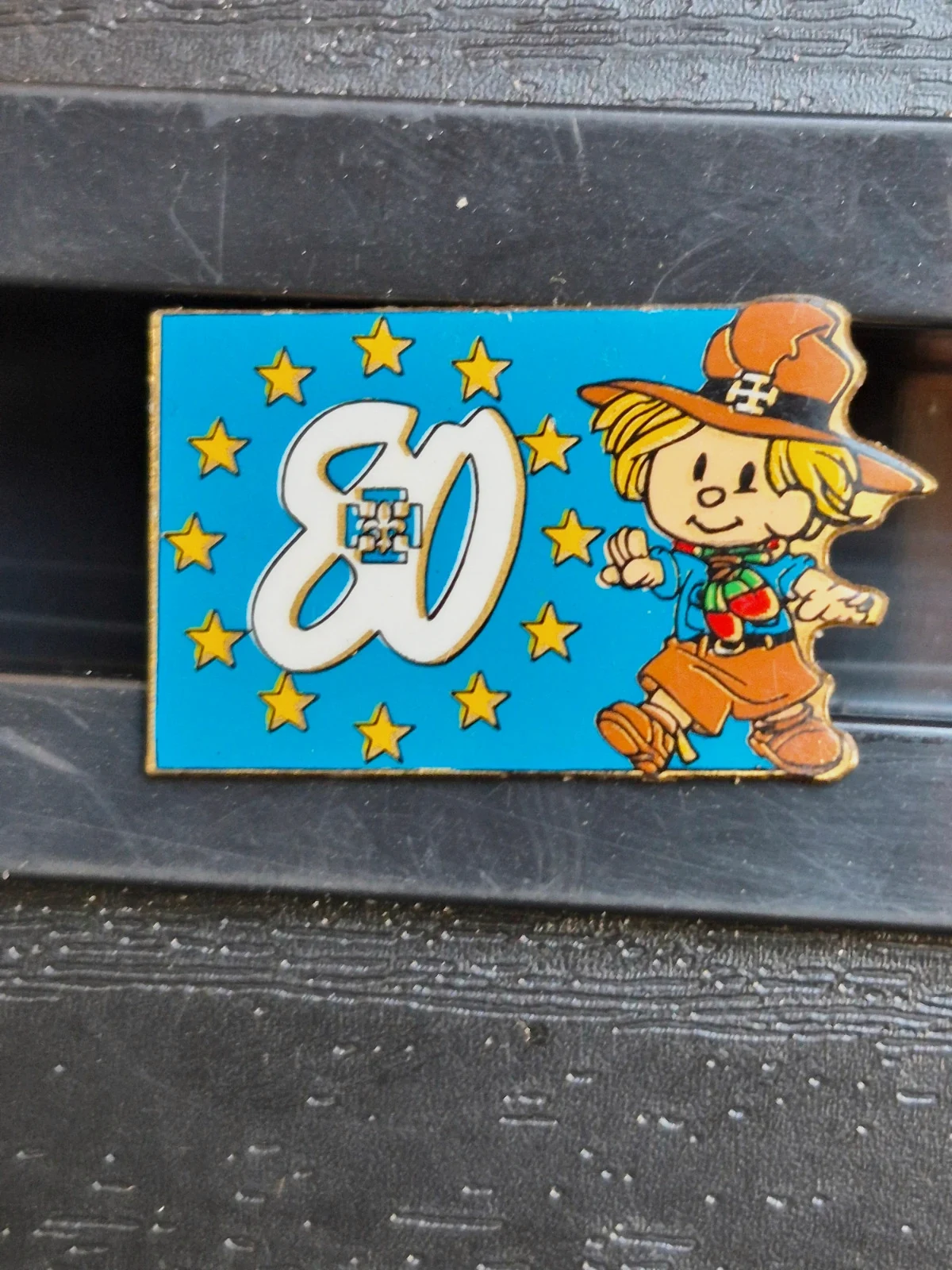 Pin's Vintage Années 90 - Personnage Épouvantail & Étoiles Europe