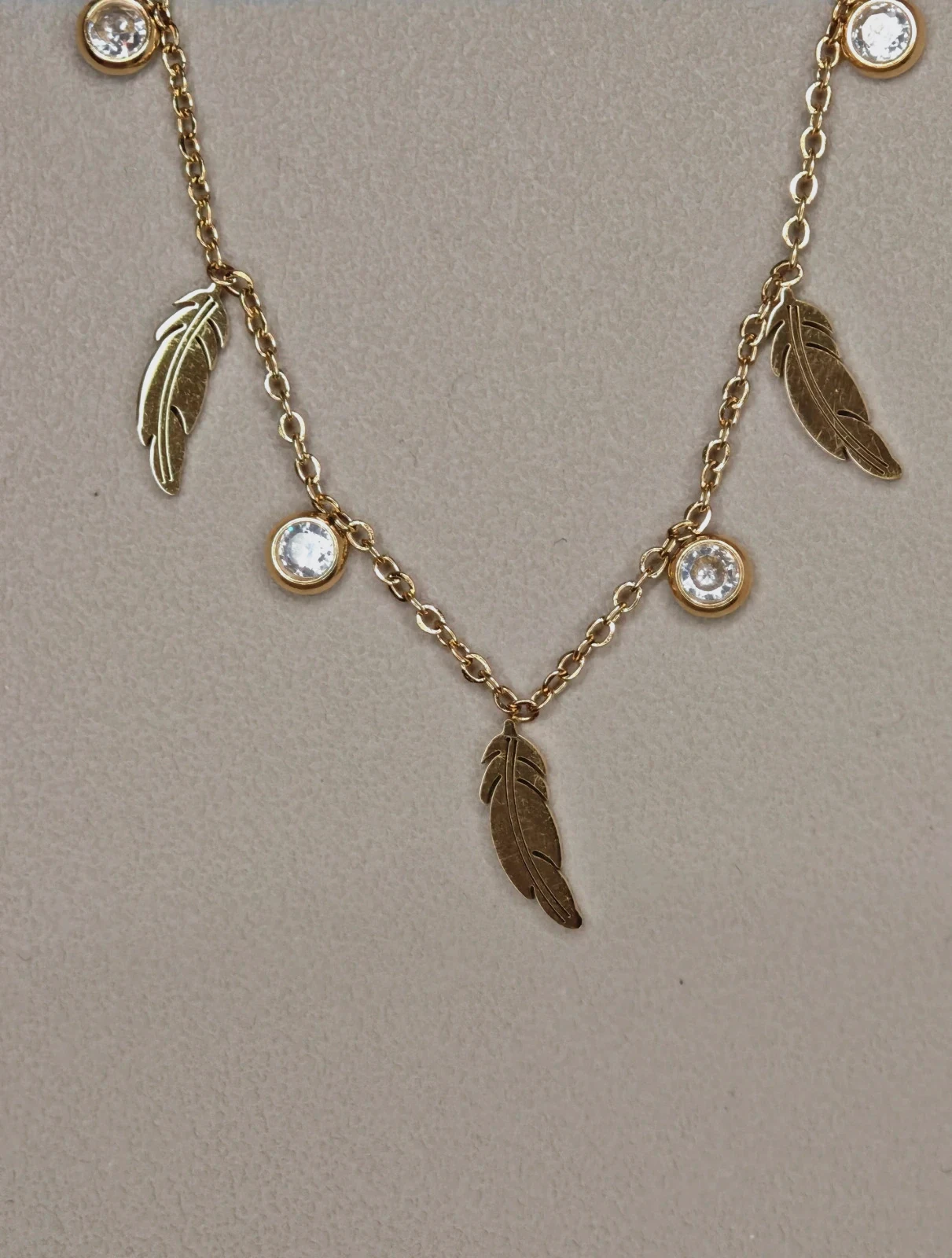 Collier acier inoxydable doré multi plumes et strass brillants