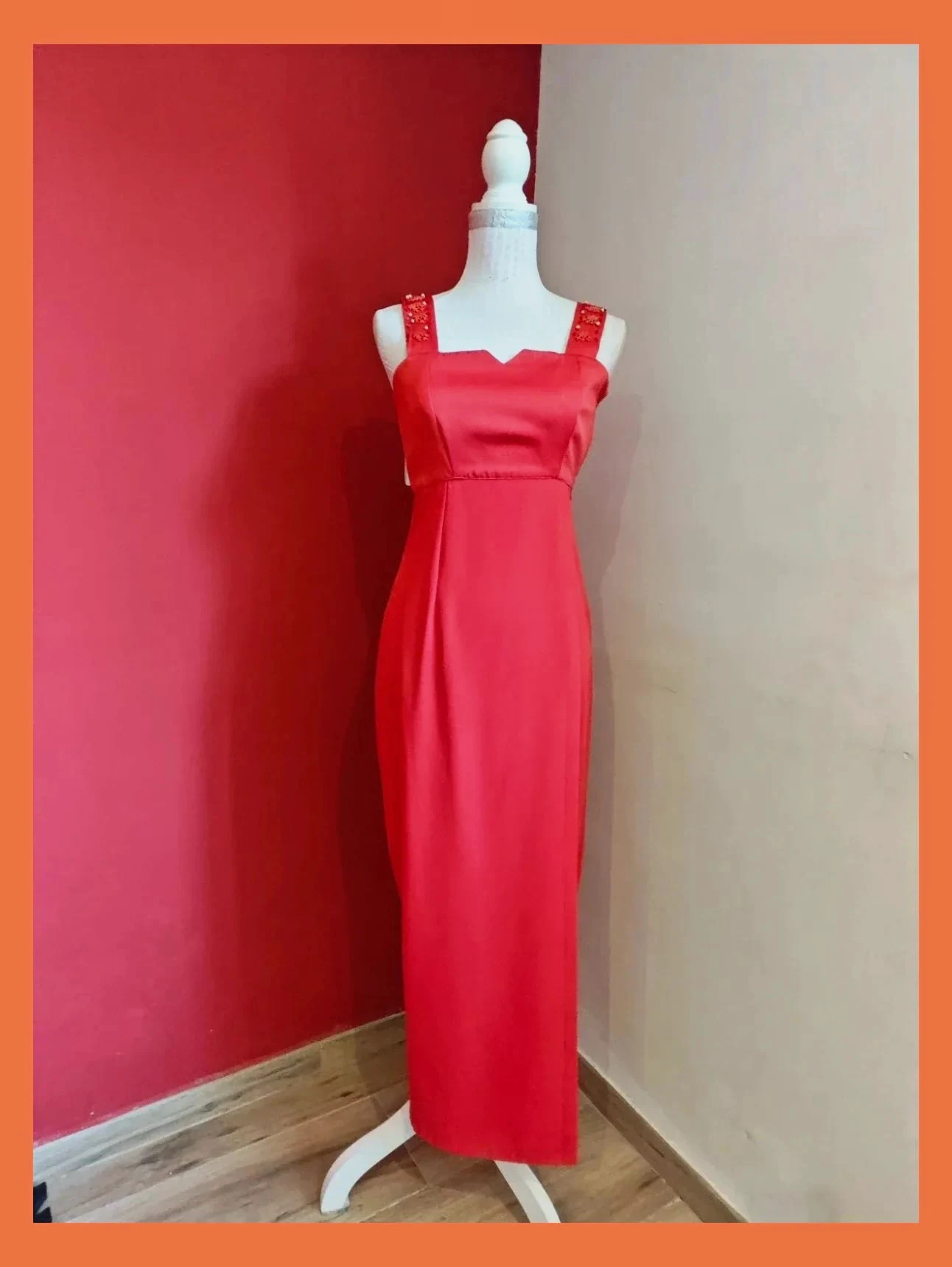 🌺 Elegante vestido largo para eventos, color rojo con aplicaciones en los tirantes