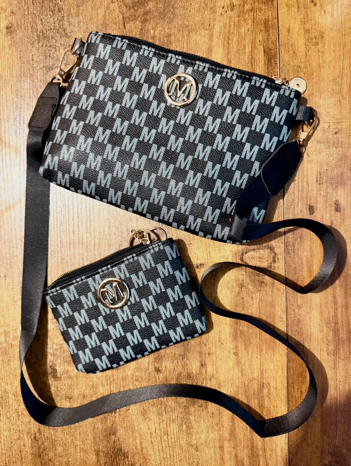 Ensemble sac bandoulière + pochette assortie, imprimé monogramme noir et gris, doré