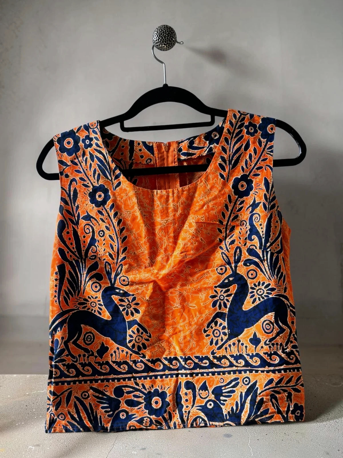 Top court sans manches vintage orange bleu imprimé animaux folklore