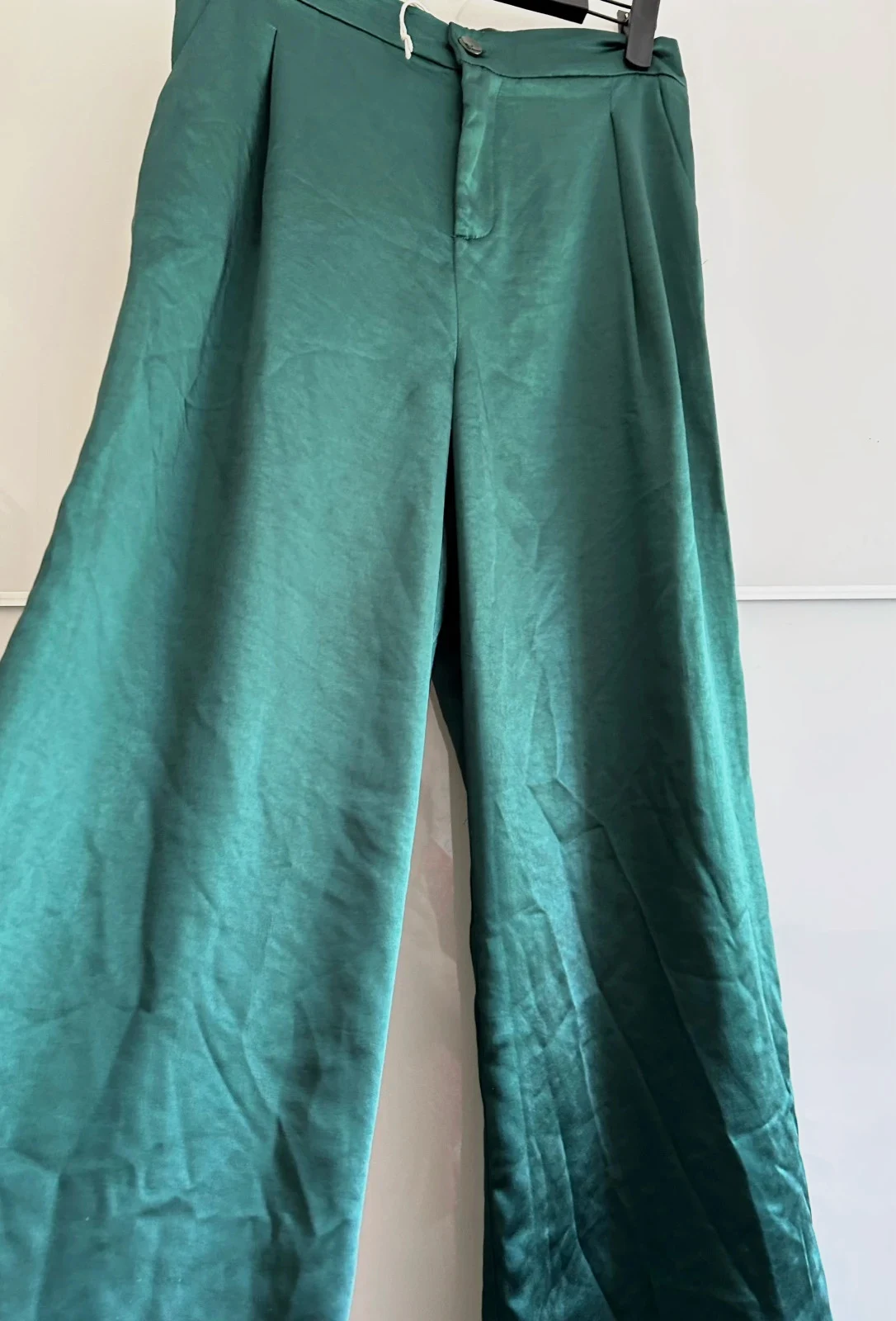 Pantalon satin kaki émeraude jambe large fluide chic tendance luxe Charlior T.M