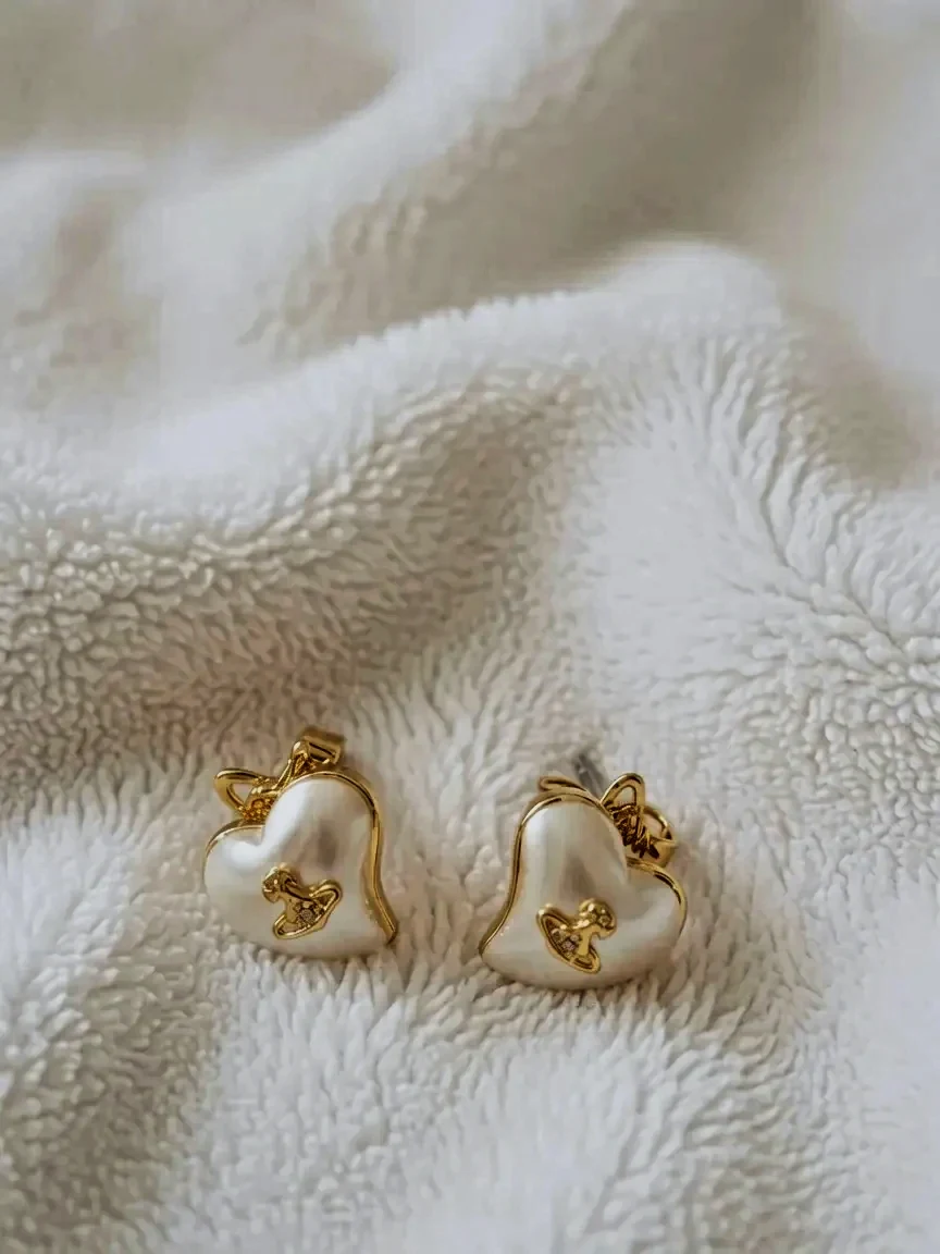 Boucles d'oreilles Vivienne Westwood créoles dorées perles