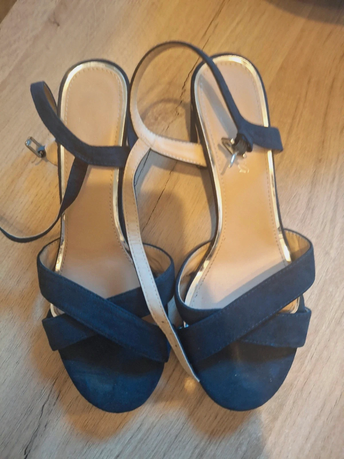 Sandales bleu chic et tendance a talon carré