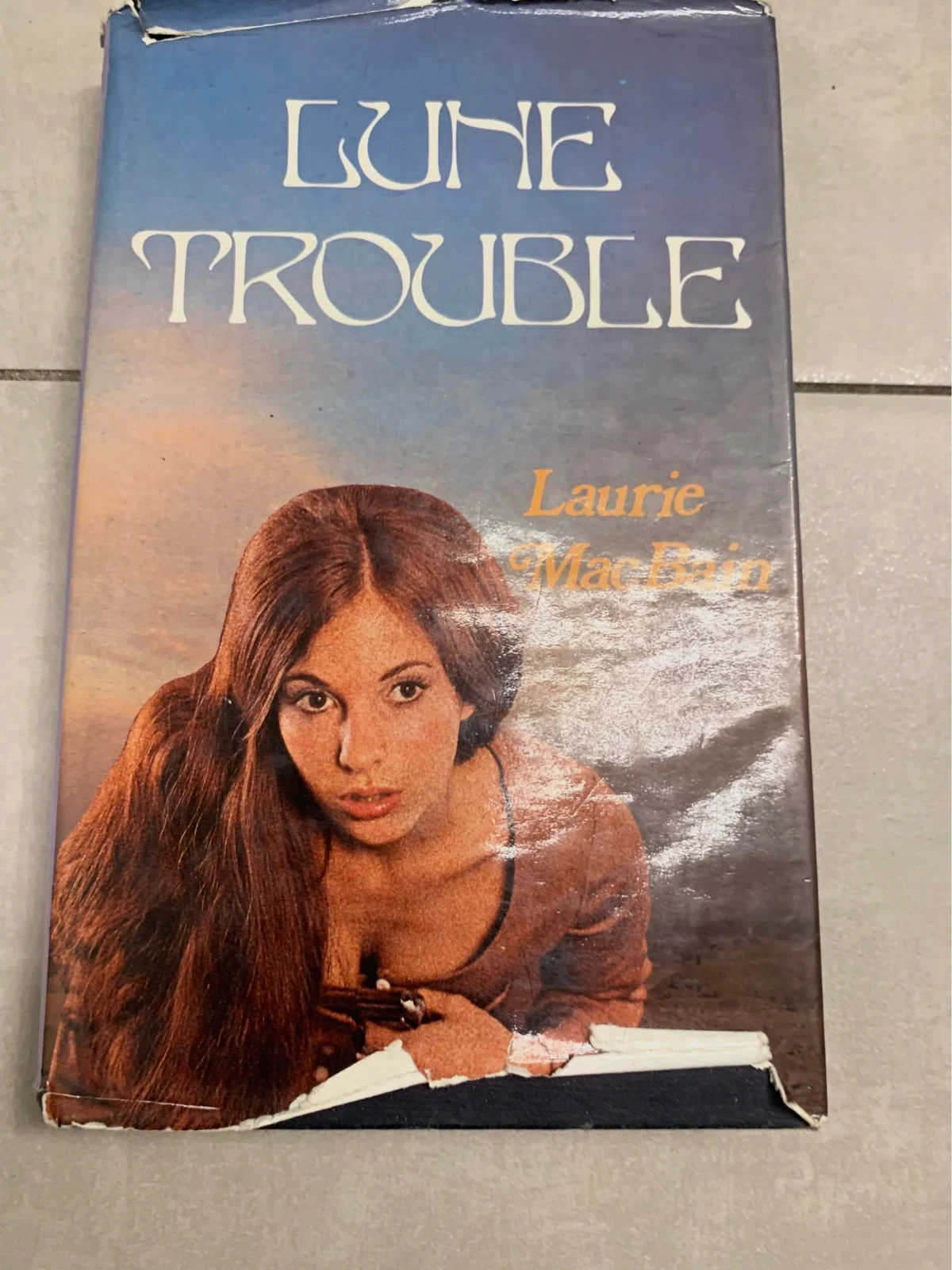 Livre Lune trouble – Laurie MacBain – édition France Loisirs 1981