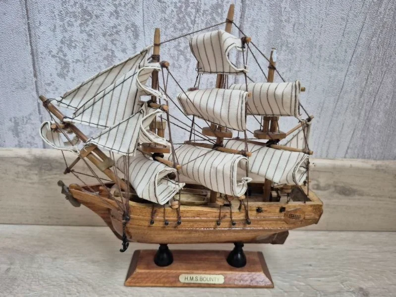 Réplique du HMS Bounty de 21 cm de haut , 18 cm de long / MD493