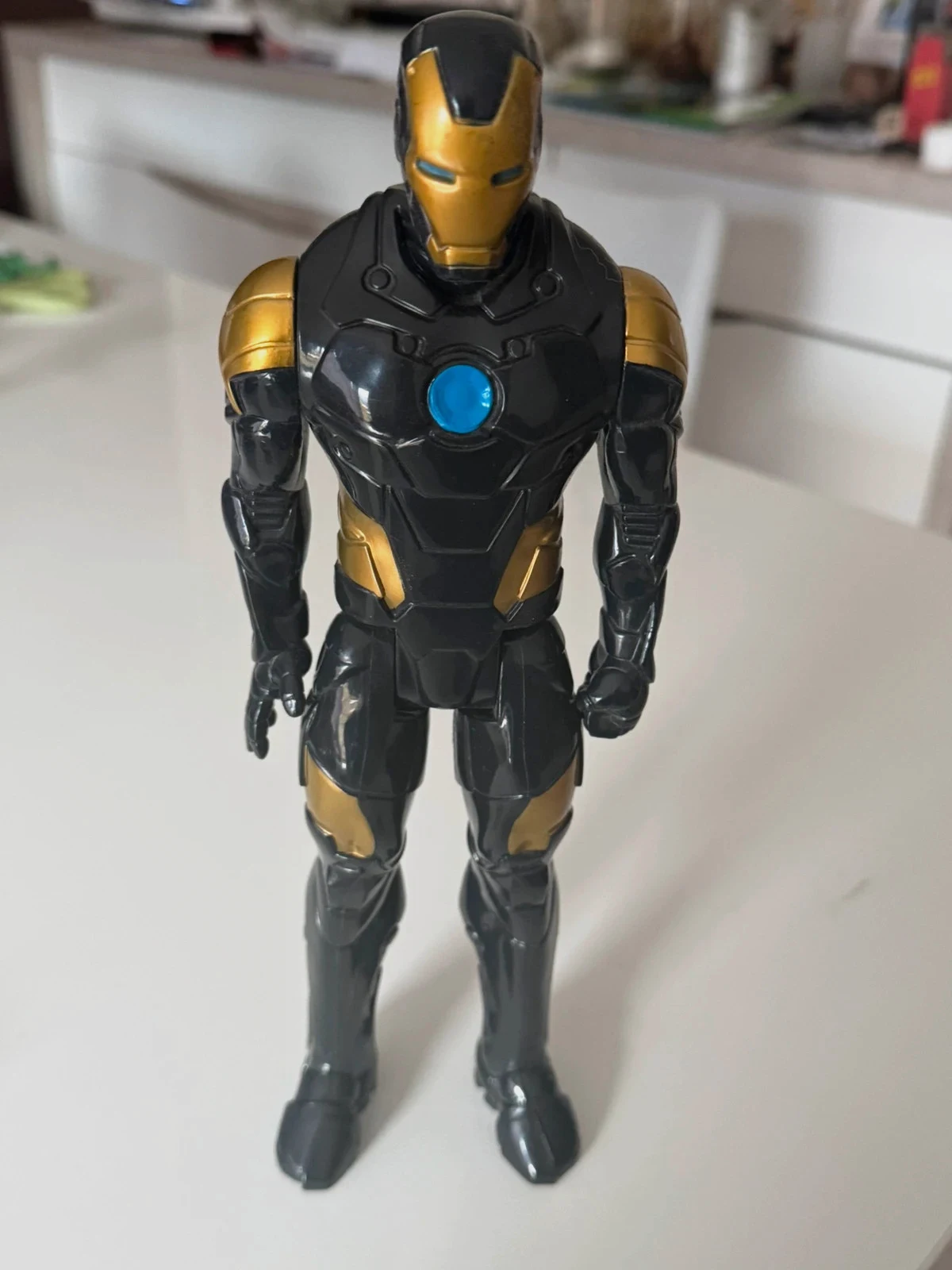 Figurine Iron Man Black Titan héros 30cm Avengers Marvel Hasbro