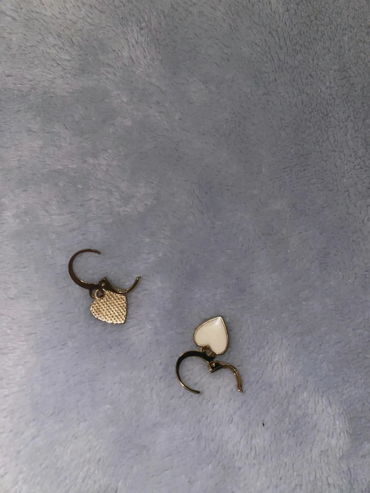 Goudkleurige oorbellen met wit hartje – geen merk – taille Taille unique 2