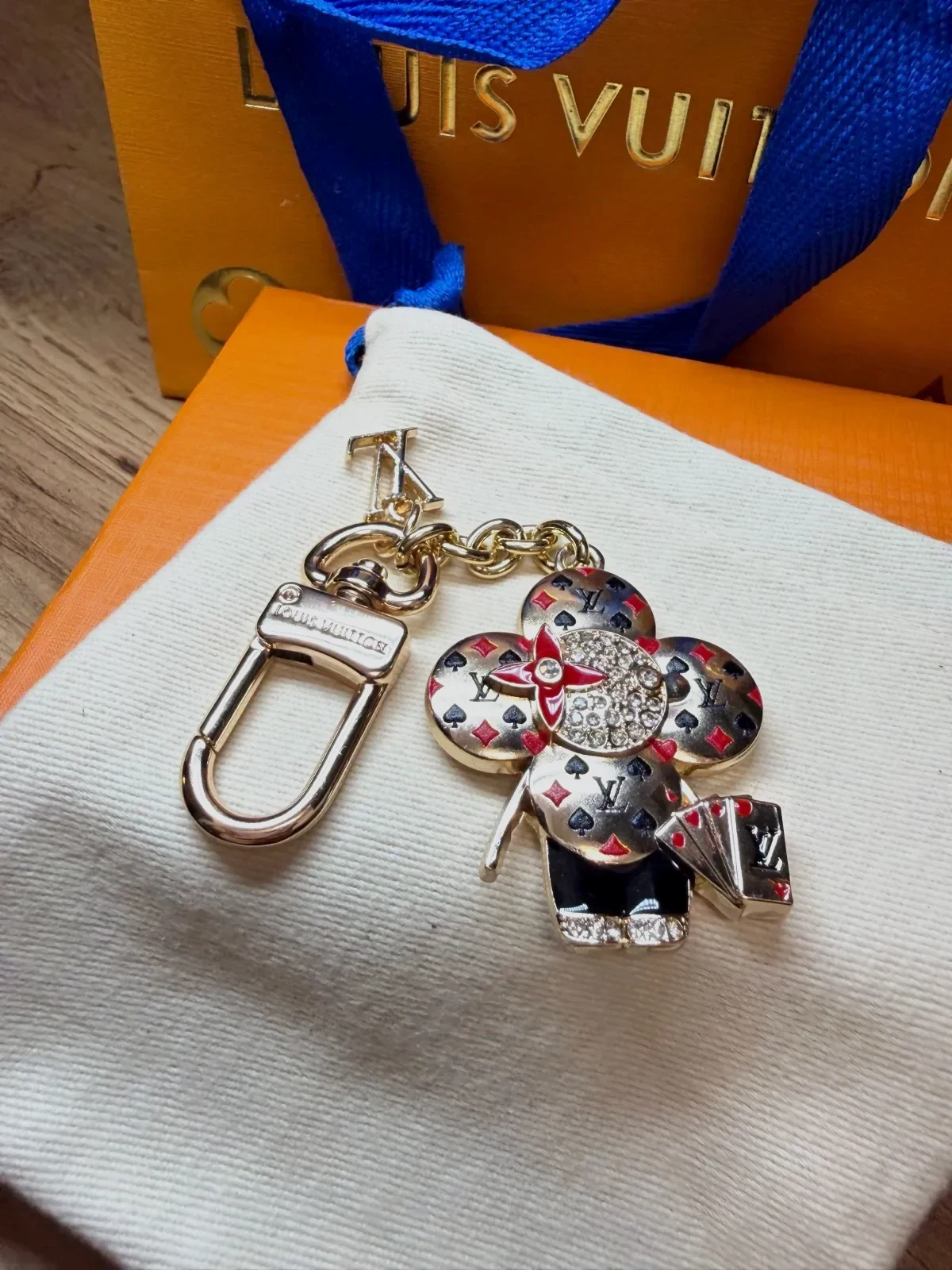 Louis Vuitton porte-clés fleur rose doré