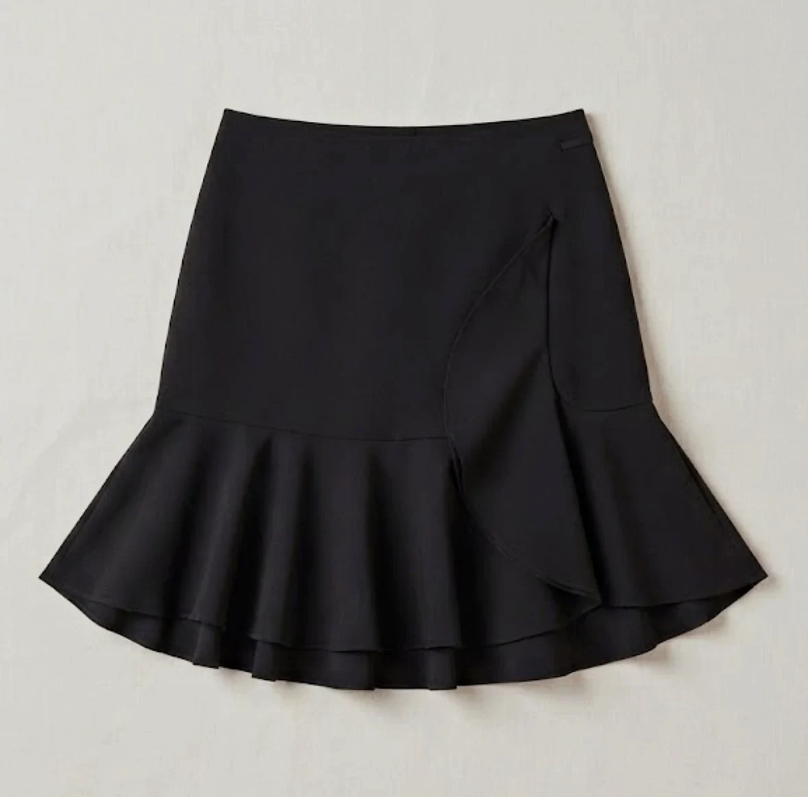 Falda negra de Pedro del Hierro con volante asimetrico