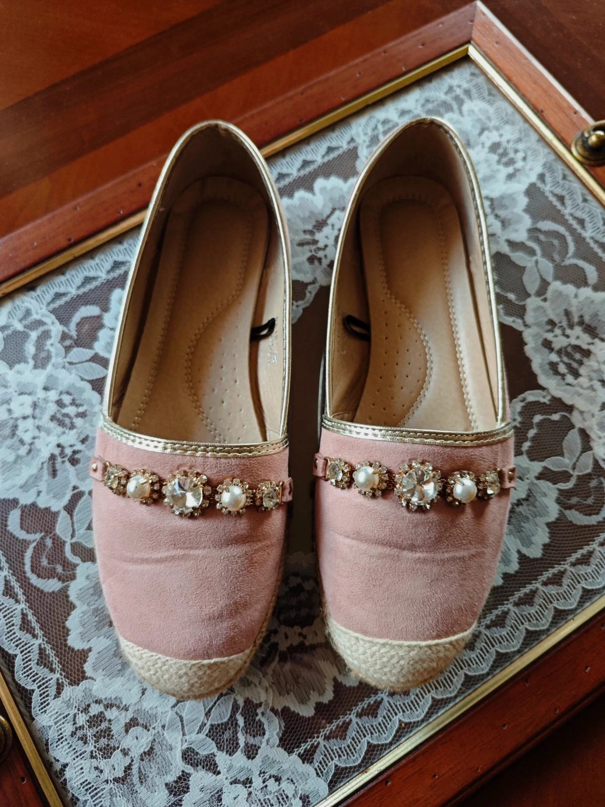 🌺Preciosas zapatillas planas rosas con borde dorado y abalorios con perlas y brillantes – Vintage Dressing – taille 38