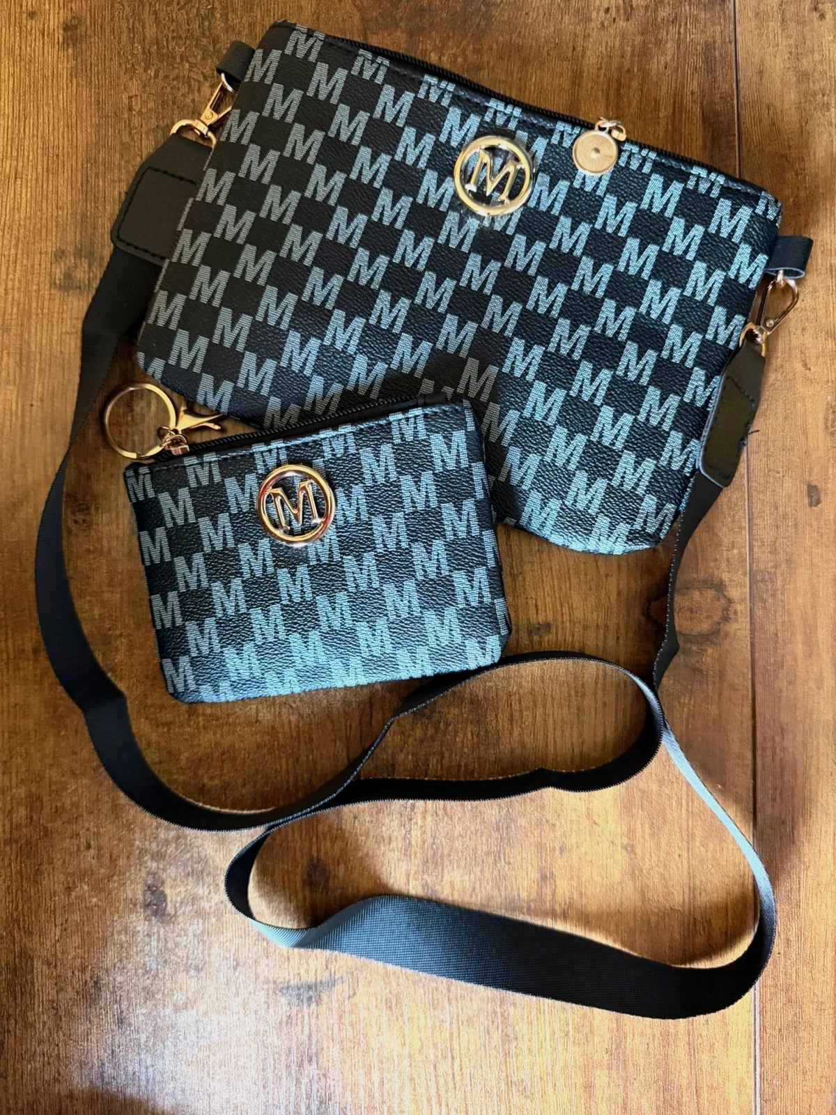 Sac bandoulière et pochette assortie, imprimé damier noir et gris