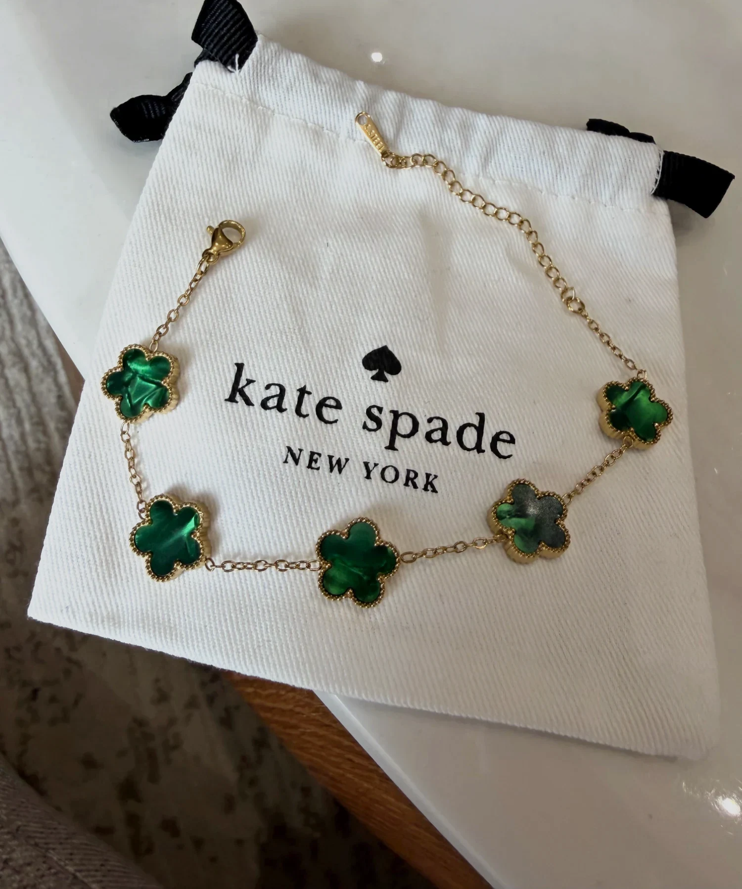 Bracelet Kate Spade motif trèfles vert et doré