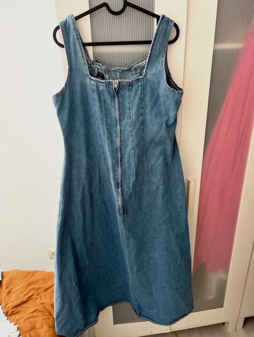 Robe en denim bleu sans manches
