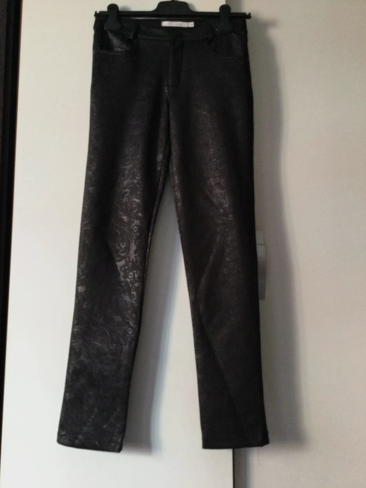 Pantalón negro con estampado floral🌈