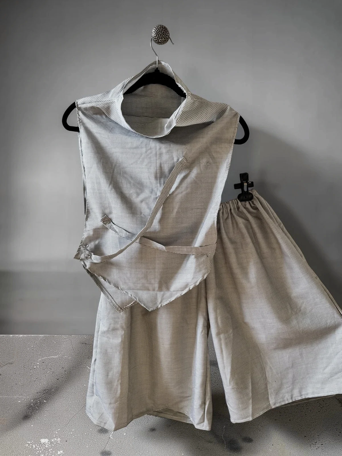 Ensemble avant-garde haut asymétrique et jort cousu main modèle unique