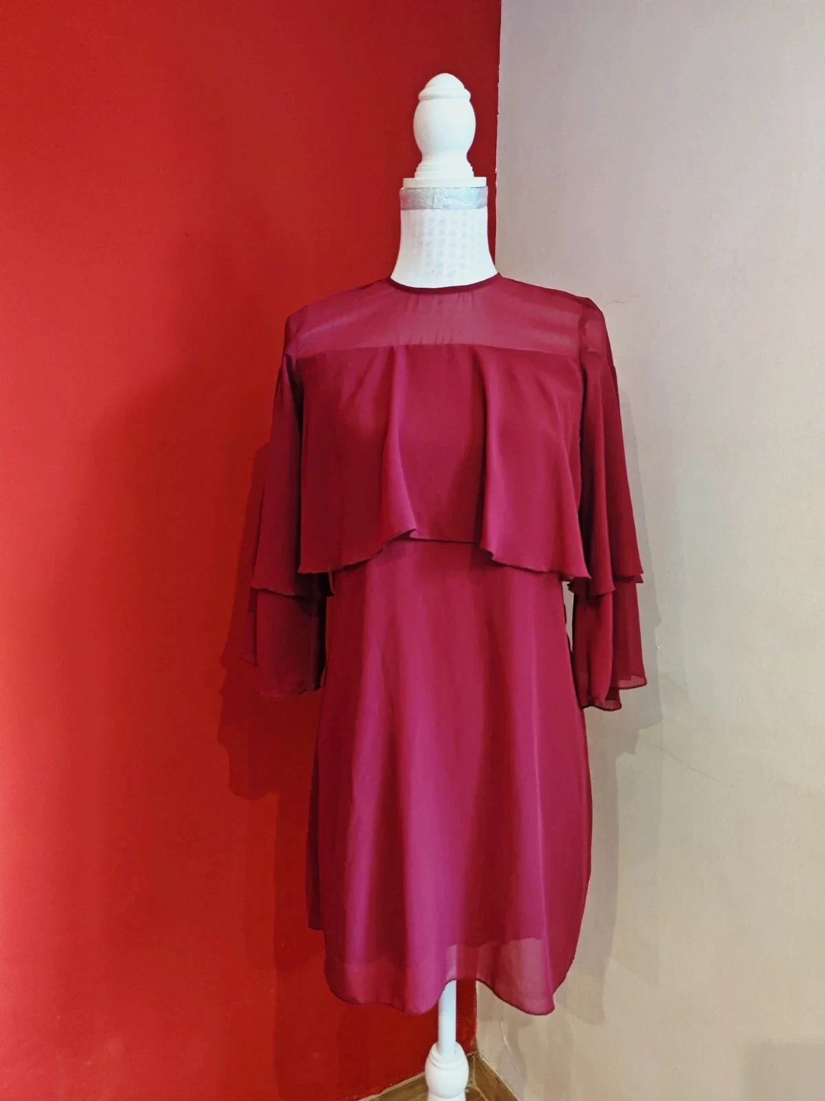 🌺 Original vestido de gasa granate con volante en la parte superior y en las mangas