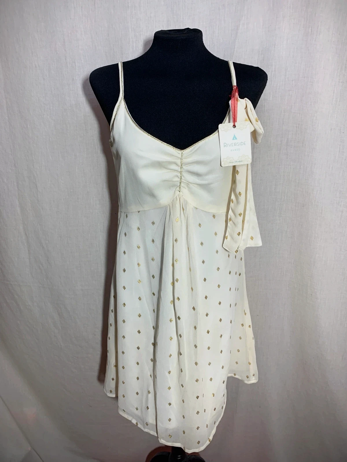 Vestido Blanco de Tirantes con Detalle Fruncido y Estampado Dorado | White Strappy Dress | Riverside
