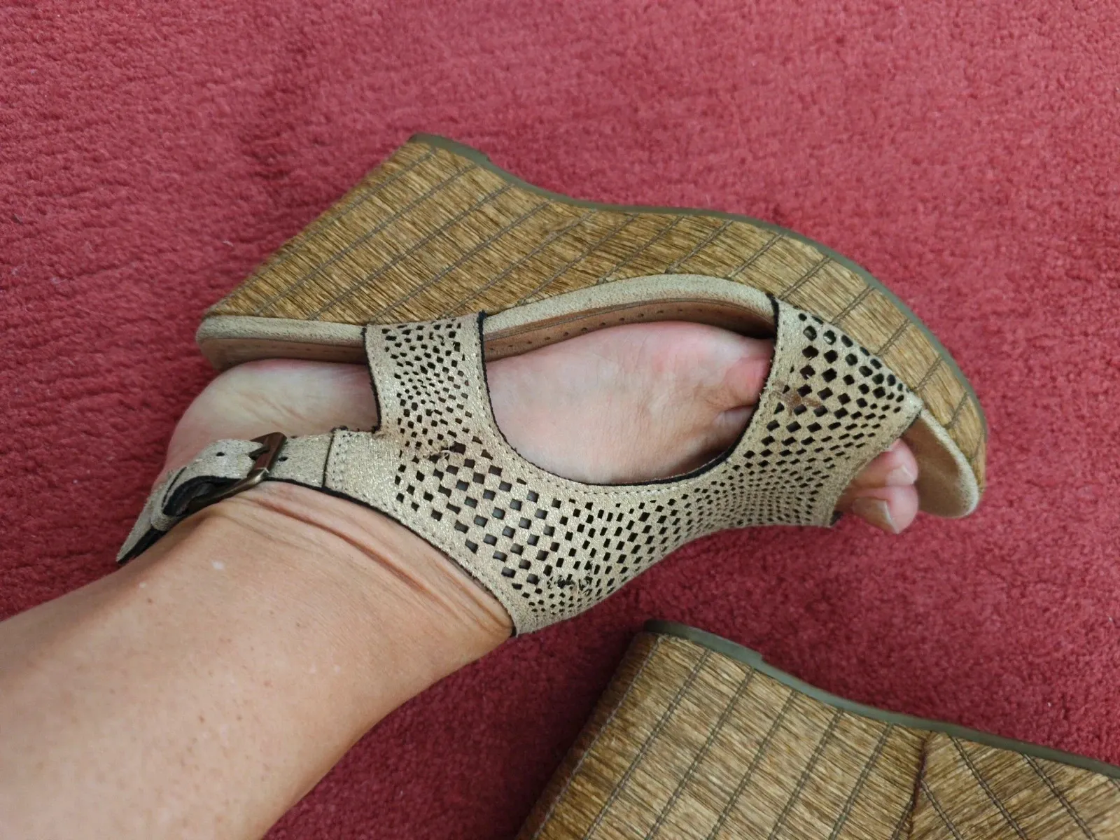 🌺Comodisimas sandalias de piel dorada perforada con cuña – Corina – taille 38 5