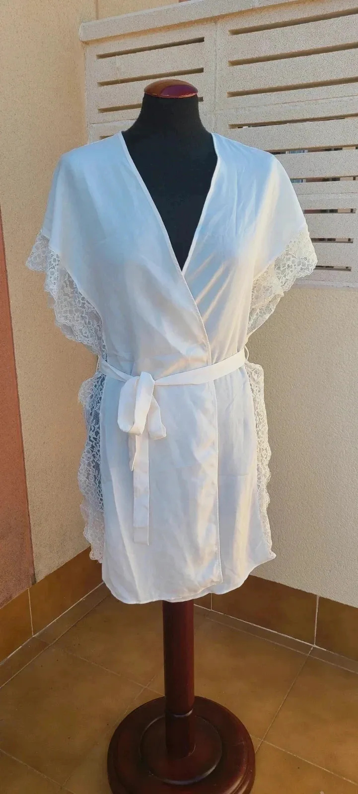 Bata blanca de Oysho talla S con encaje. – Oysho – taille S / 36 / 8 2