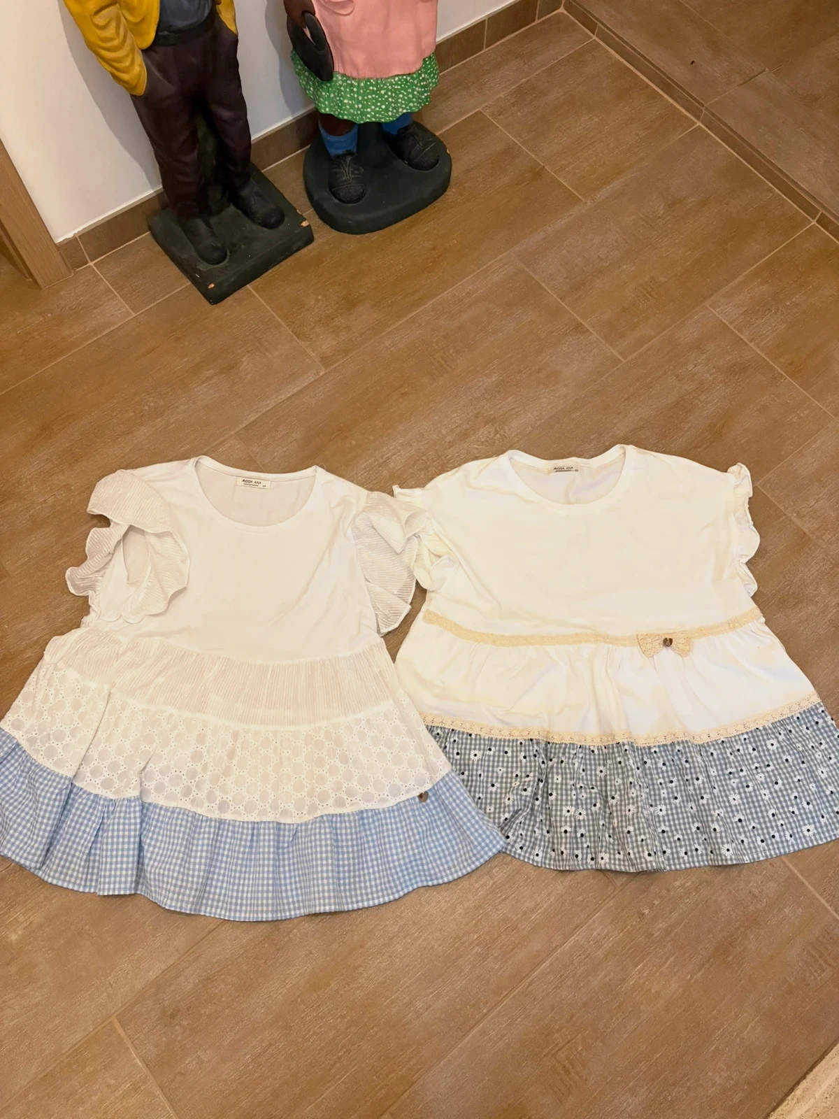 Lot de 2 jolies blouses pour fille en très bon état.